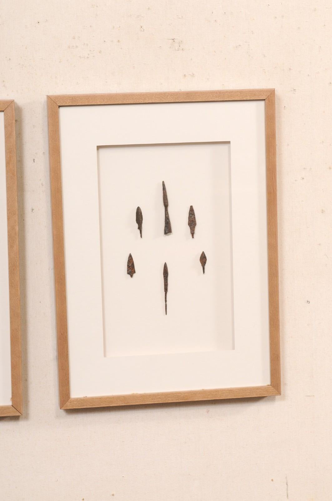 Fait main Paire d'artefacts romains encadrés sur mesure, 16