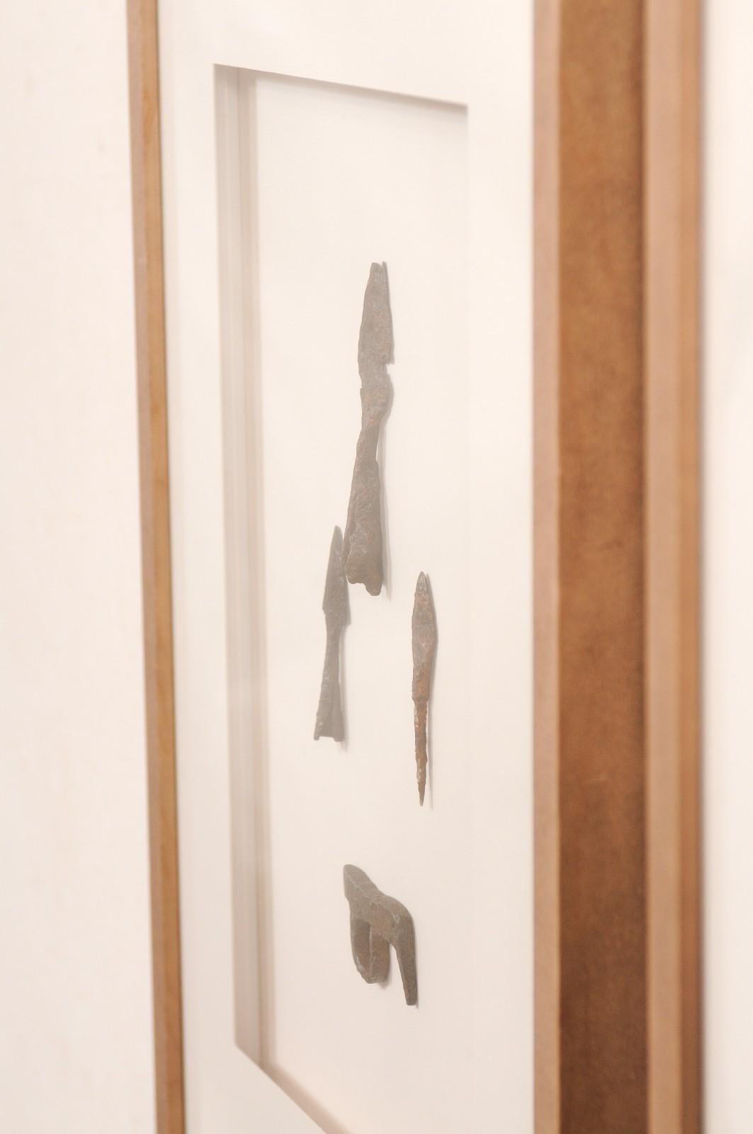 Paire d'artefacts romains encadrés sur mesure, 16