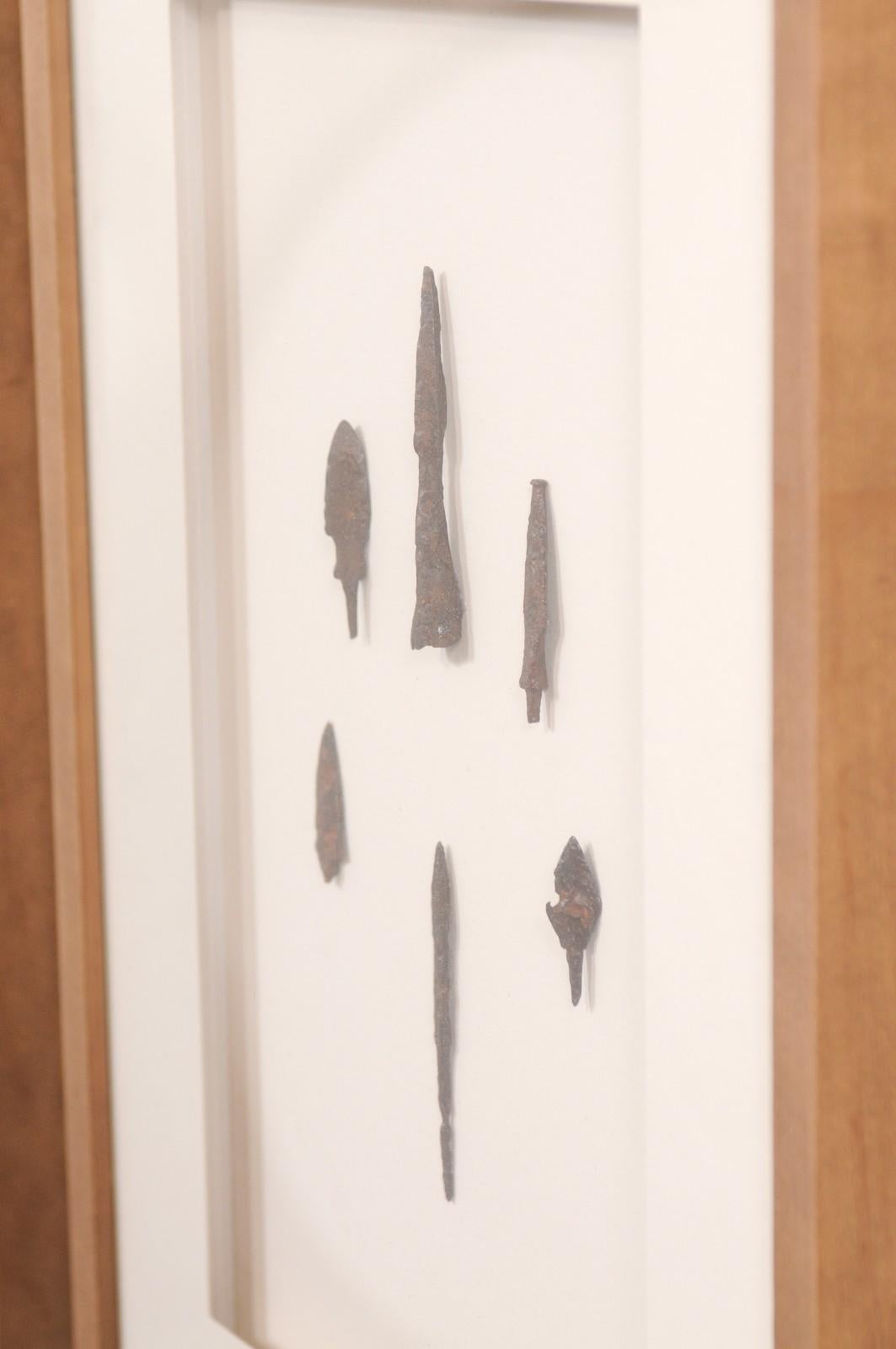 XVIIIe siècle et antérieur Paire d'artefacts romains encadrés sur mesure, 16