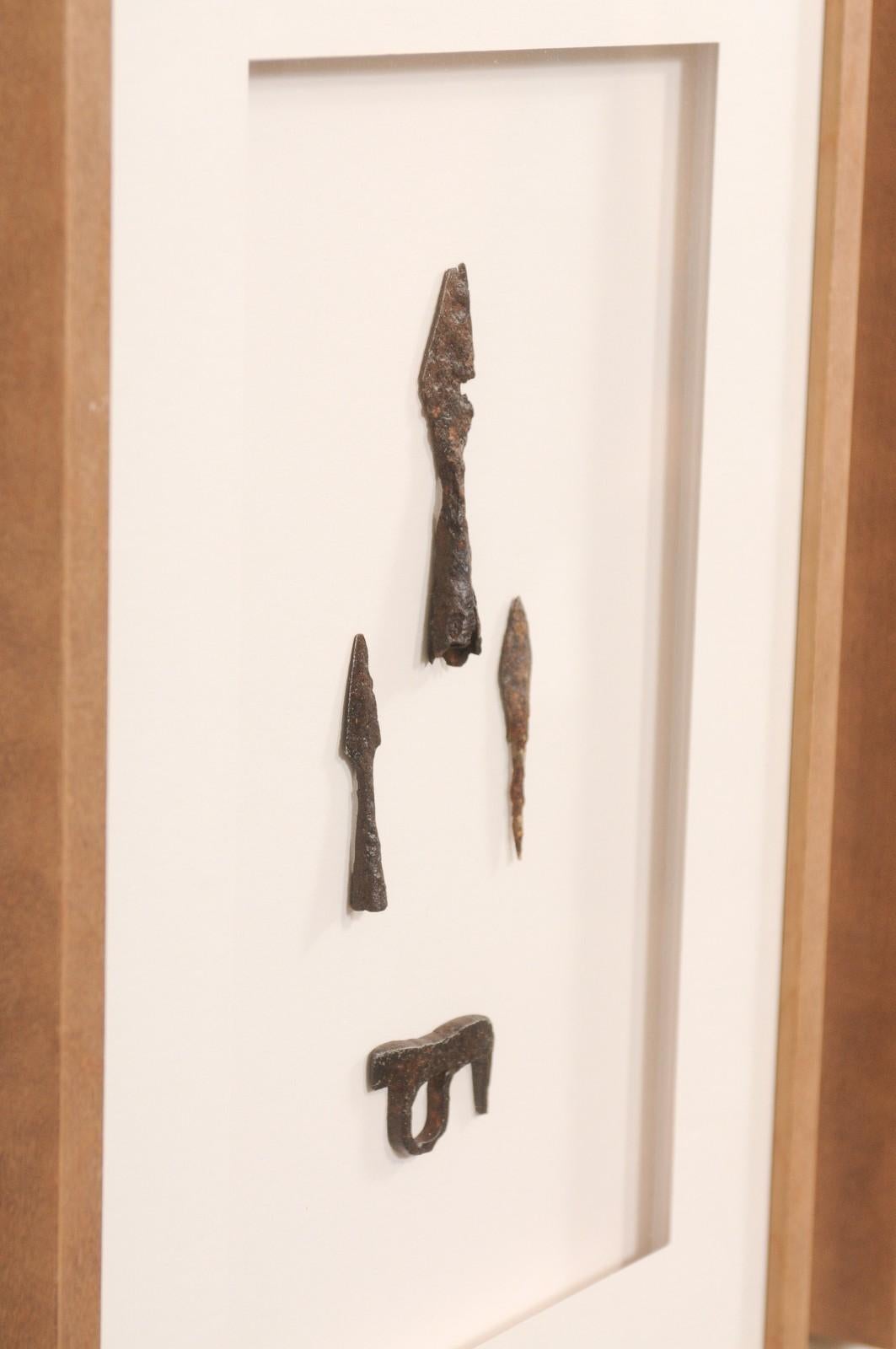 Verre Paire d'artefacts romains encadrés sur mesure, 16