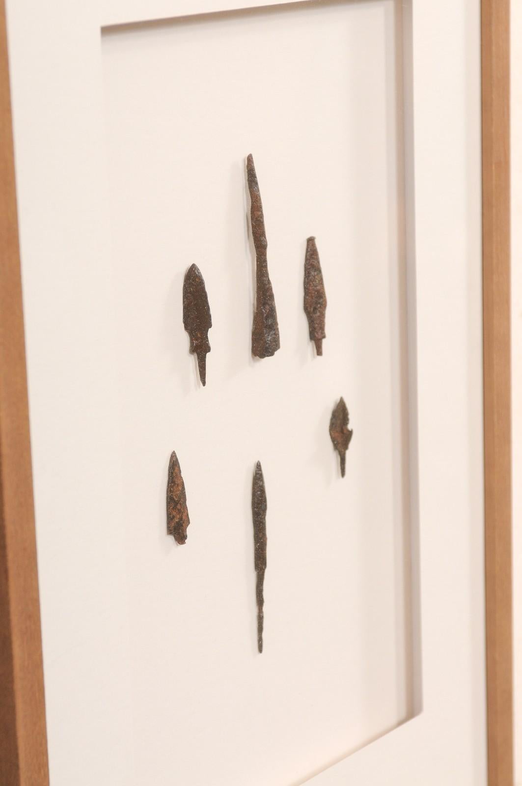 Paire d'artefacts romains encadrés sur mesure, 16