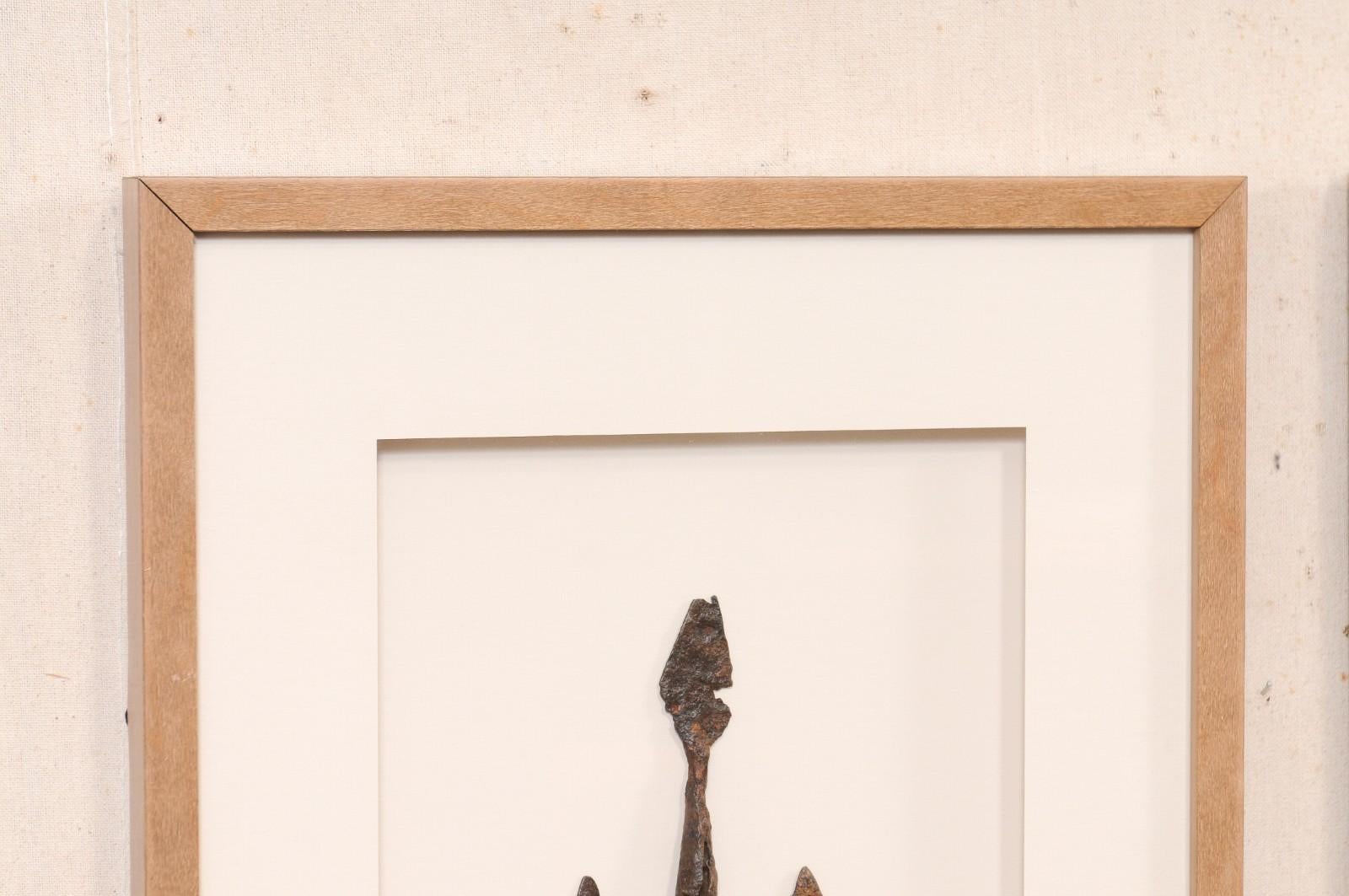 Paire d'artefacts romains encadrés sur mesure, 16