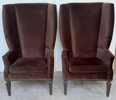 Paire de fauteuils à dossier haut « Custom Mogul » de Los Angeles, en velours marron espresso, de style « Wing »