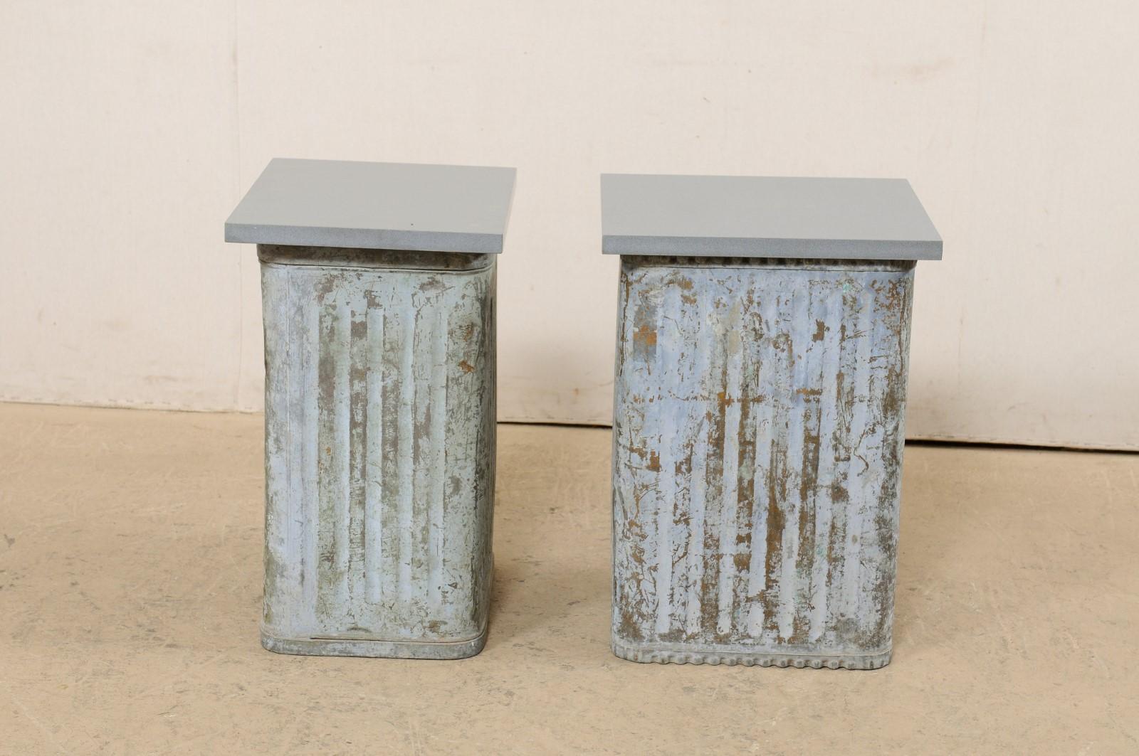 Pareja de mesas auxiliares a medida con latas de metal españolas de mediados del siglo XX y tapas de piedra gris Metal en venta
