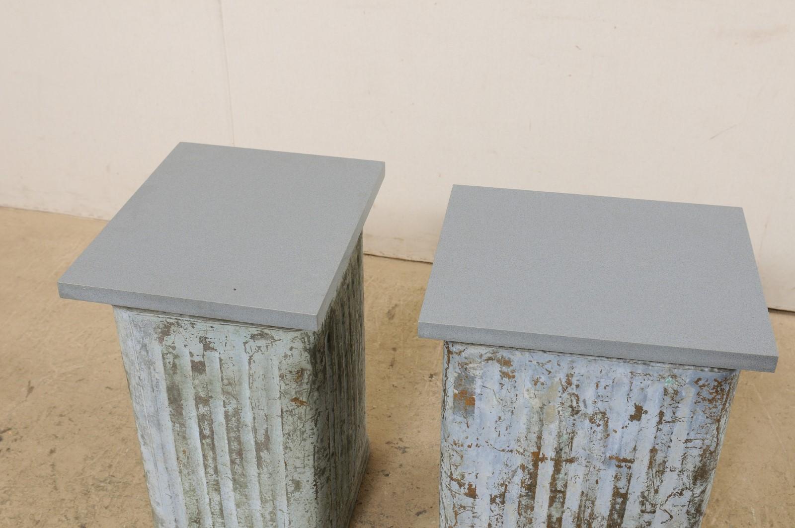 Pareja de mesas auxiliares a medida con latas de metal españolas de mediados del siglo XX y tapas de piedra gris en venta 1