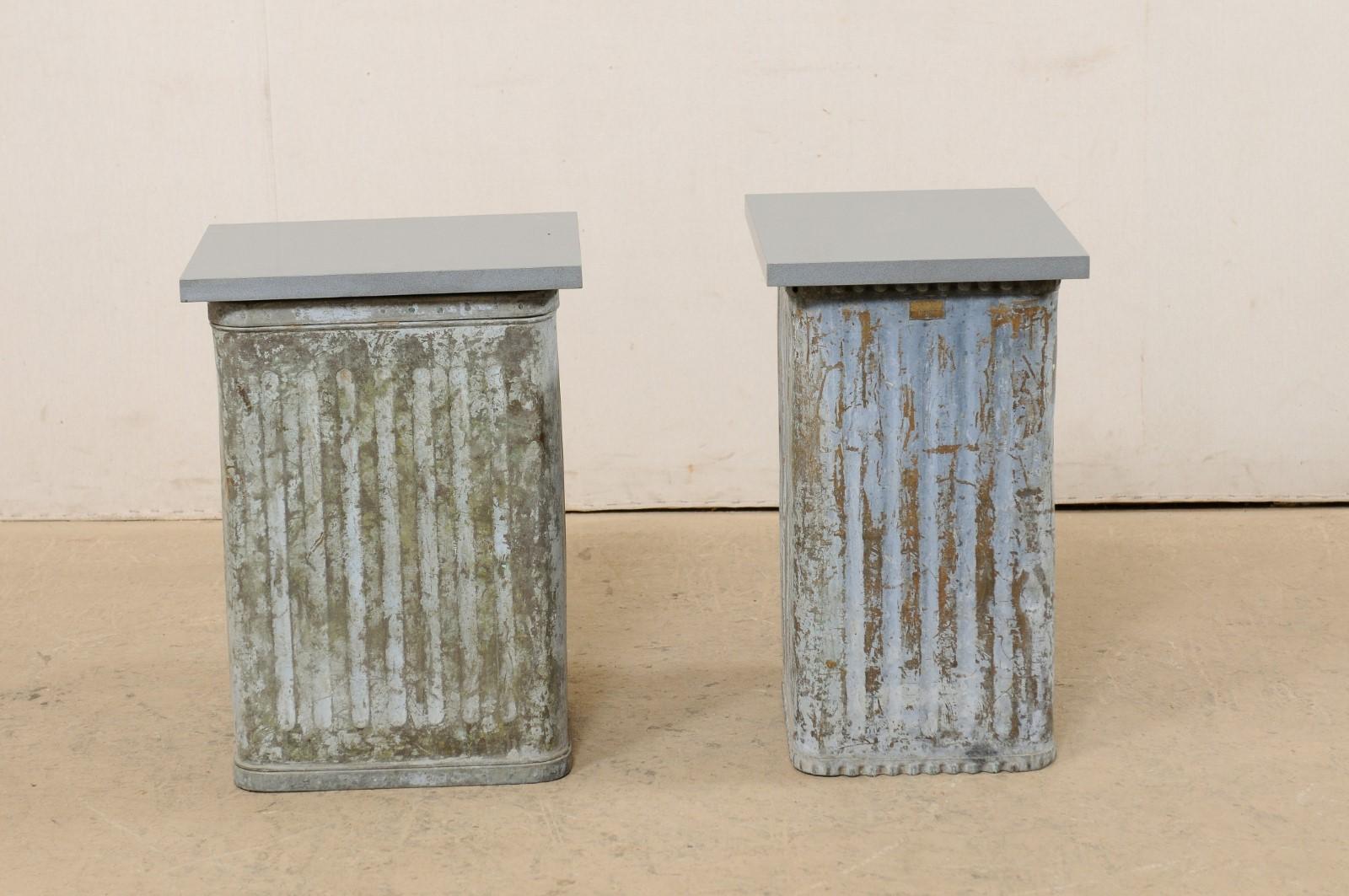 Pareja de mesas auxiliares a medida con latas de metal españolas de mediados del siglo XX y tapas de piedra gris en venta 2