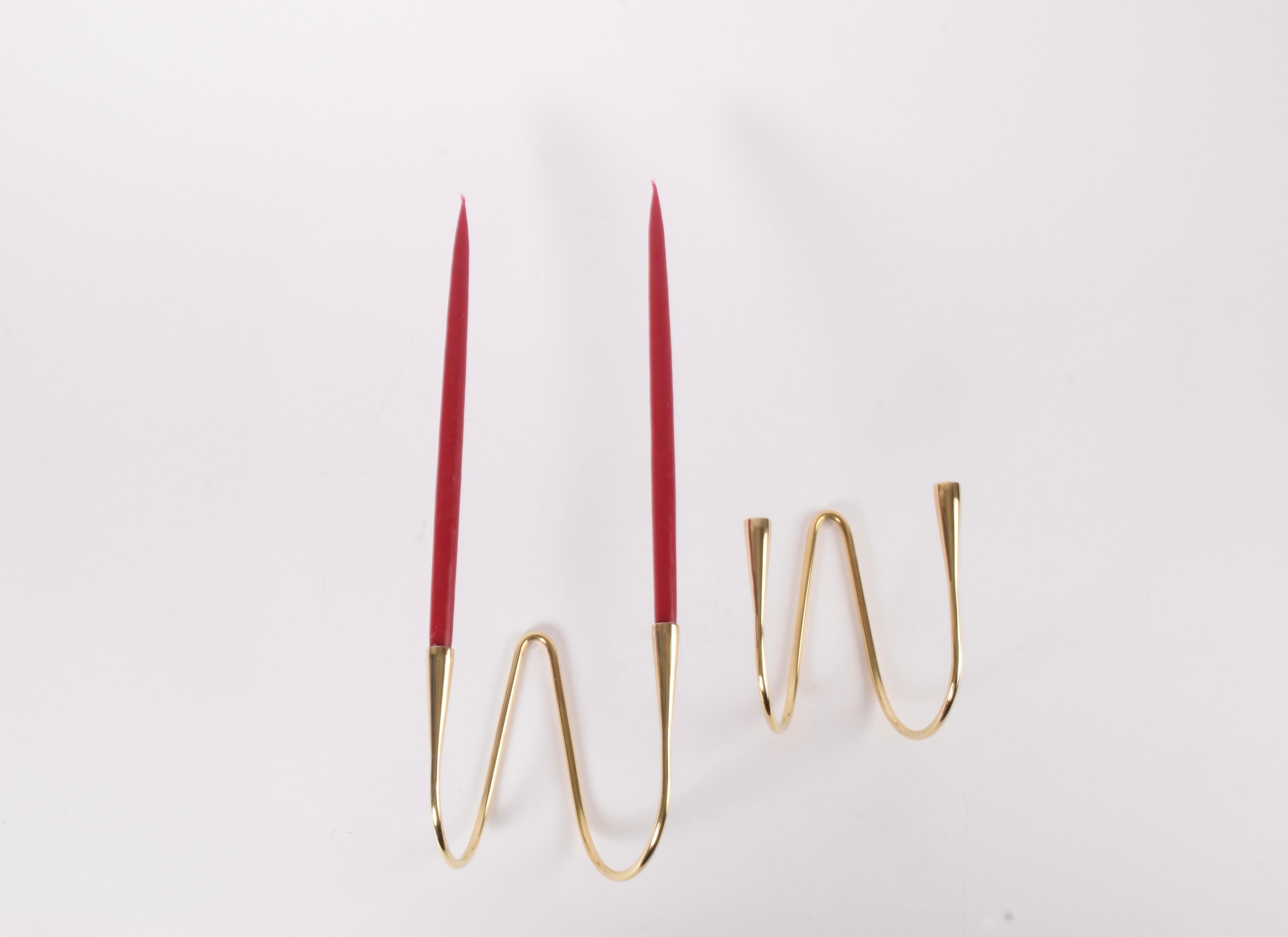 Lot de 2 bougeoirs muraux vintage danois en laiton.
Conçu et vendu par Illums Bolighus à Copenhague. Fabriqué vers les années 1960. 

Elles sont conçues pour les bougies minces, pour plus d'élégance. 

Mesures
Hauteur : 15 cm / 14,5 cm (5.91