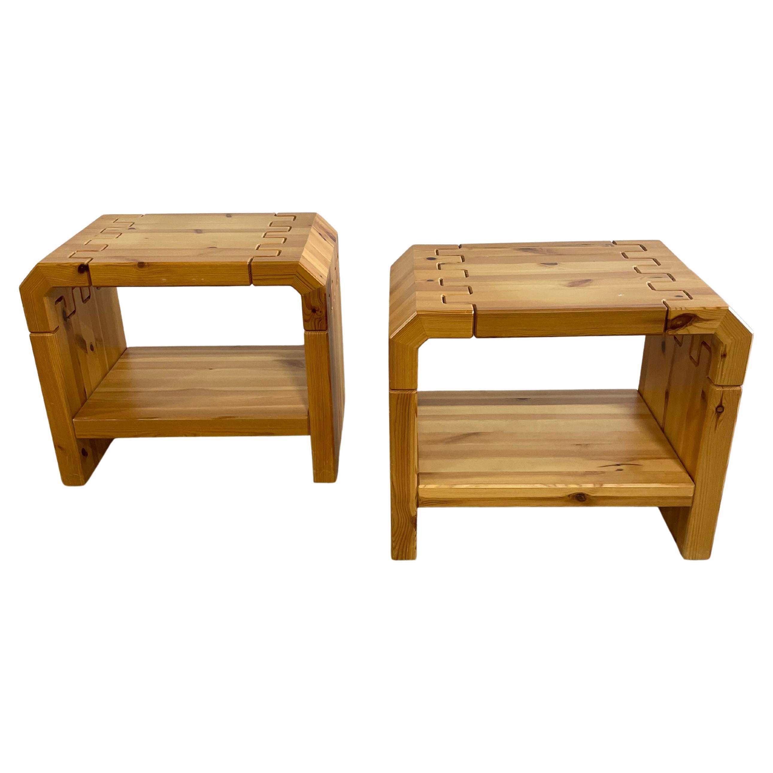 Pareja de mesas auxiliares o auxiliares rústicas danesas. Madera maciza.