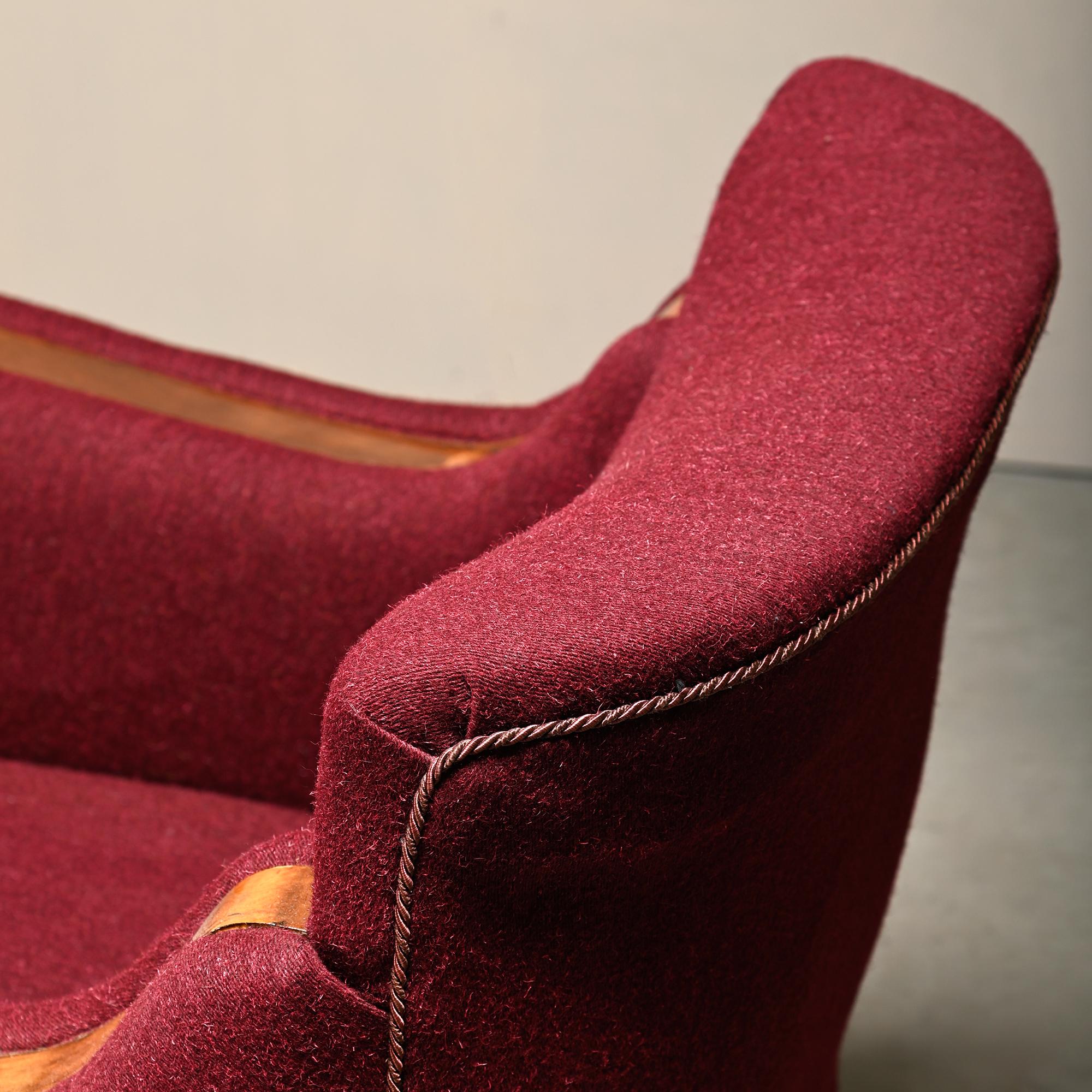 Paire de fauteuils Art Déco d'ébéniste danois en tissu de laine bordeaux en vente 3