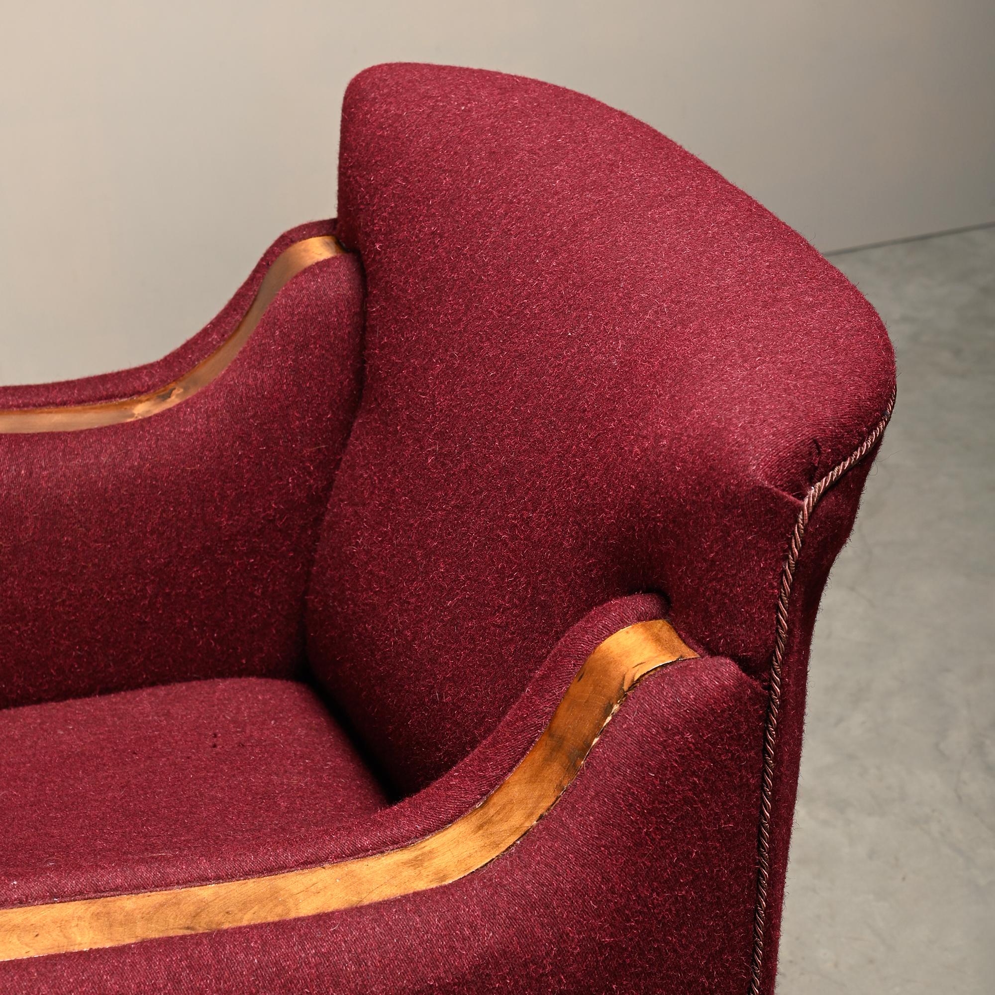 Paire de fauteuils Art Déco d'ébéniste danois en tissu de laine bordeaux en vente 4