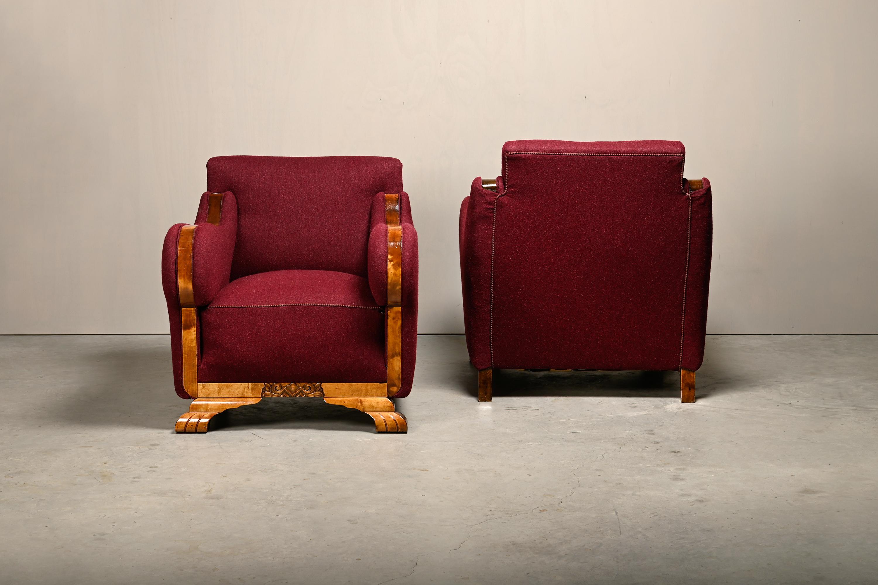 Danois Paire de fauteuils Art Déco d'ébéniste danois en tissu de laine bordeaux en vente