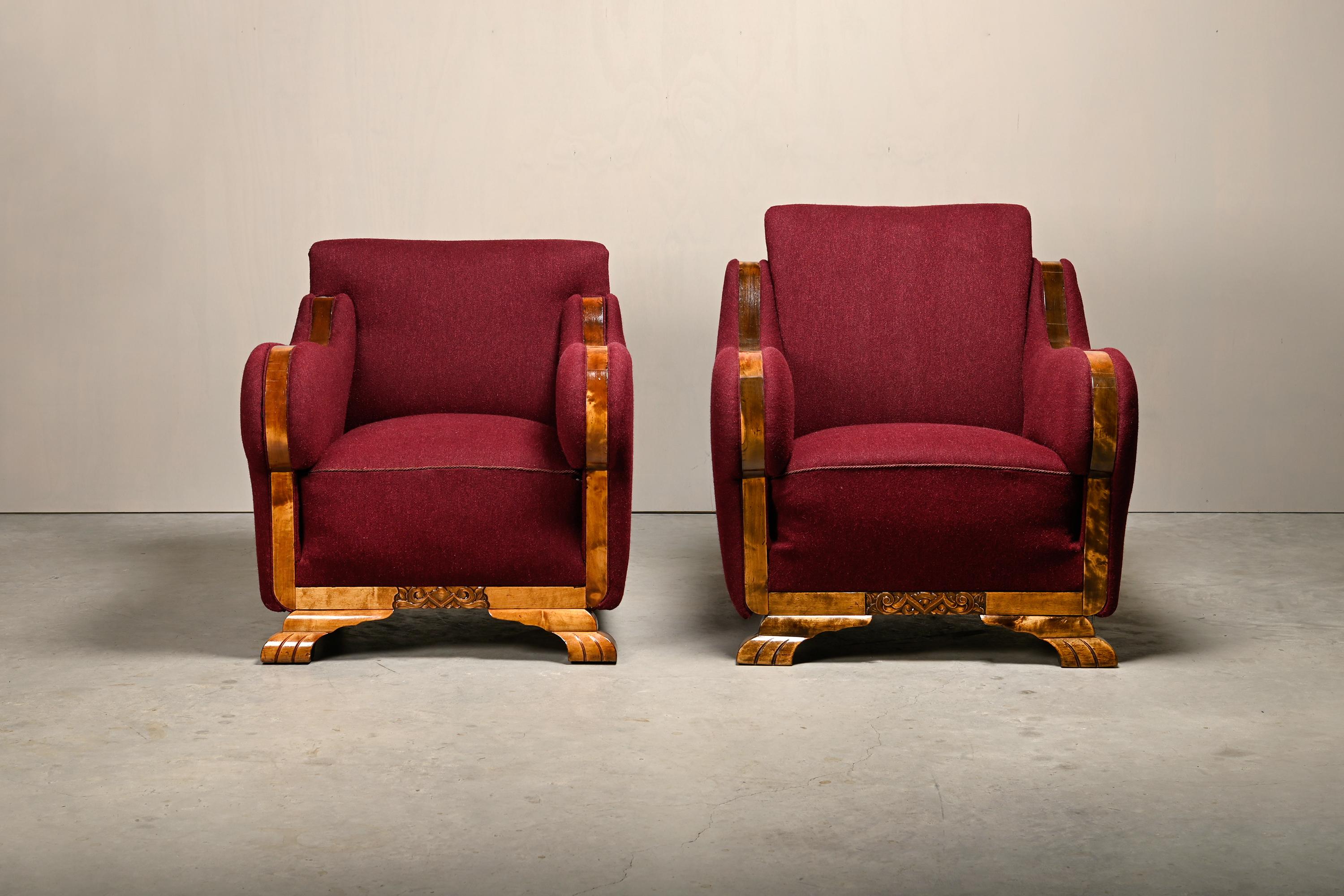 Tacheté Paire de fauteuils Art Déco d'ébéniste danois en tissu de laine bordeaux en vente