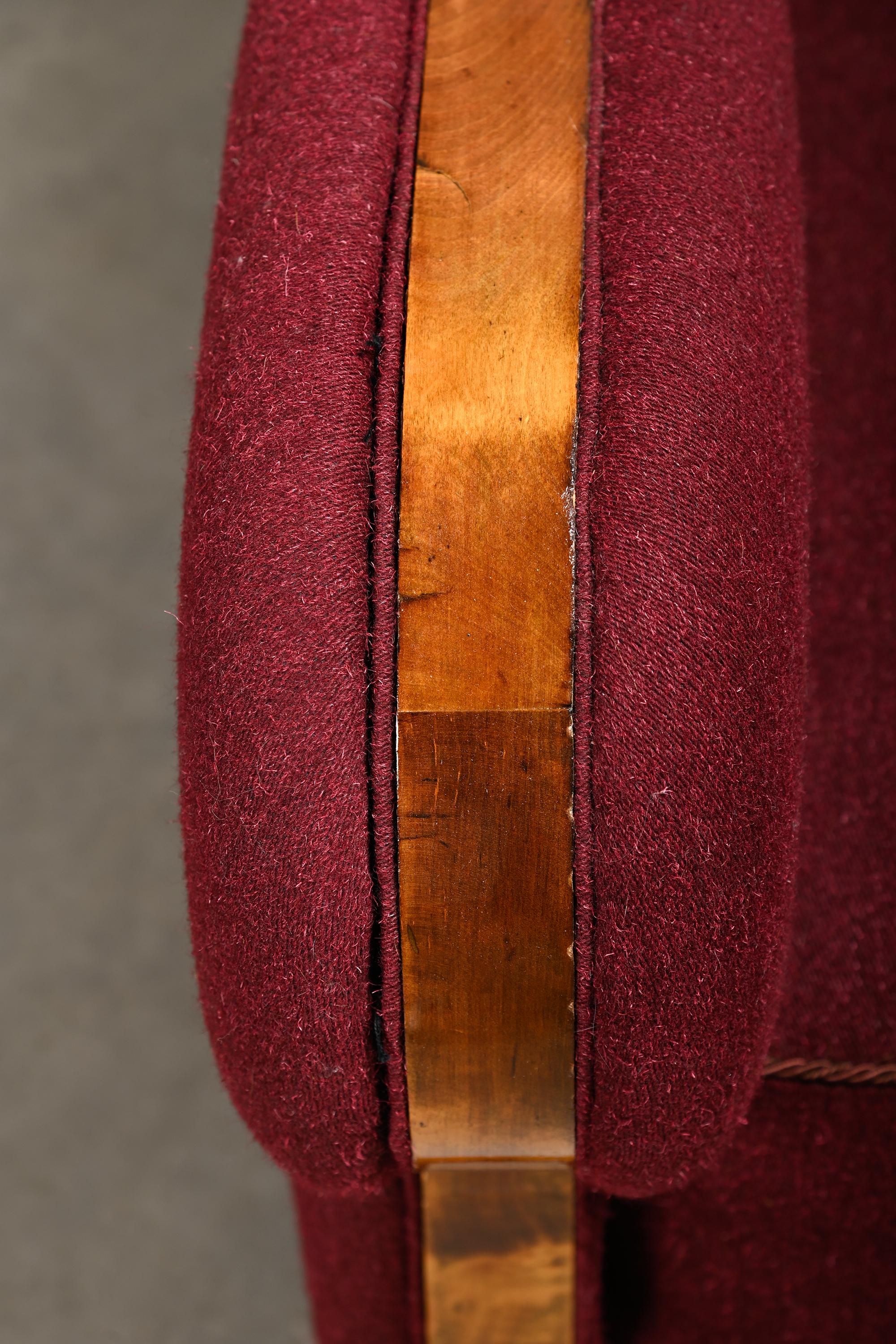 20ième siècle Paire de fauteuils Art Déco d'ébéniste danois en tissu de laine bordeaux en vente