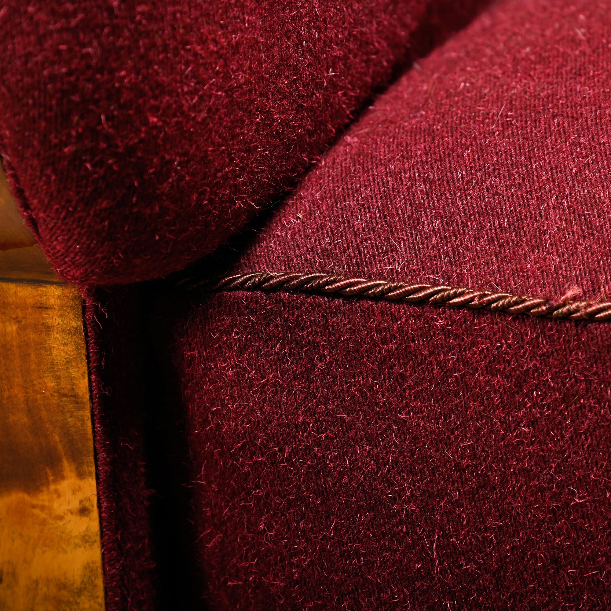 Paire de fauteuils Art Déco d'ébéniste danois en tissu de laine bordeaux en vente 1