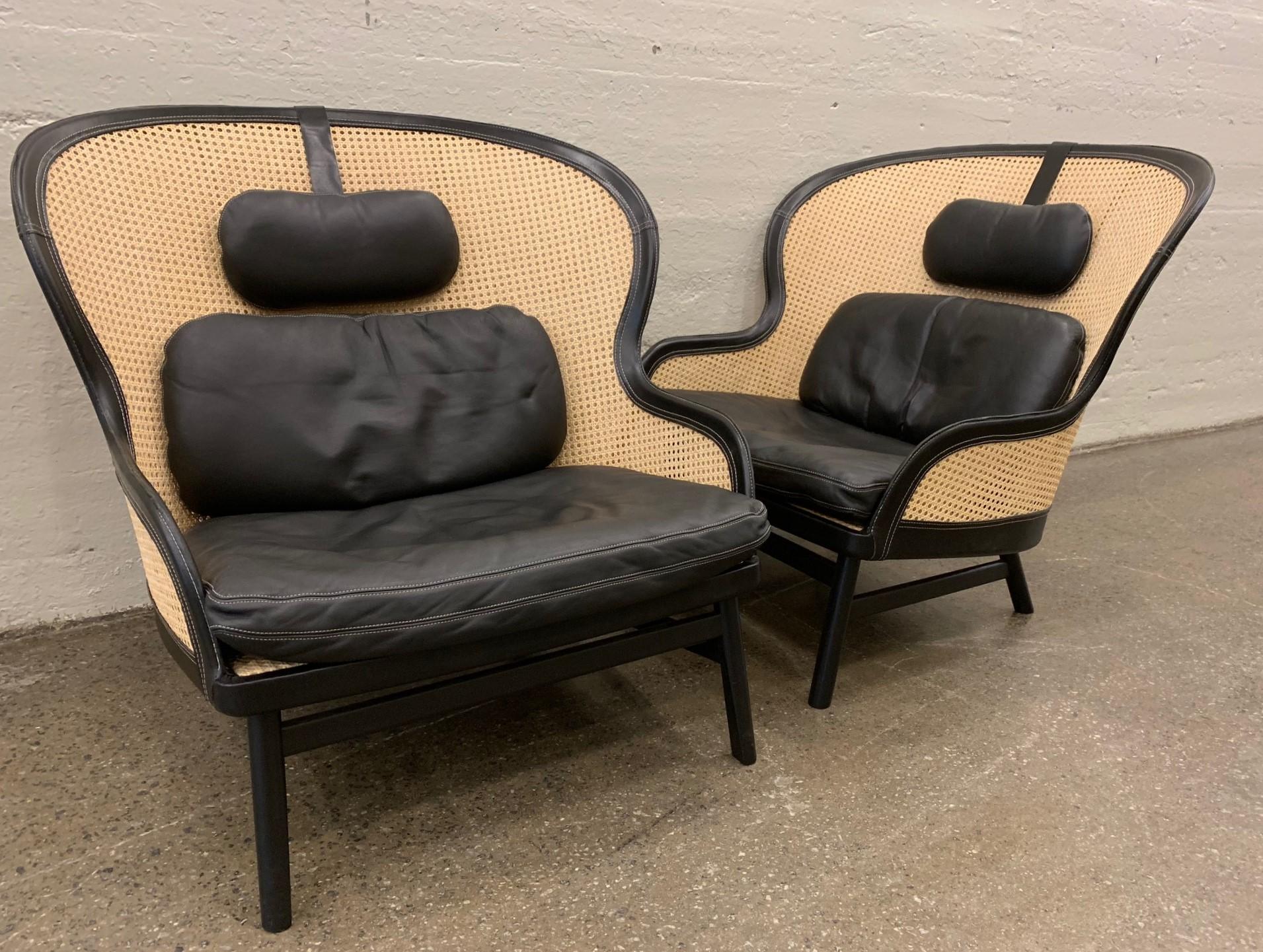 Scandinave moderne Paire de fauteuils de salon danois en cuir et cannage par Pierre Sindre pour Garsnas en vente