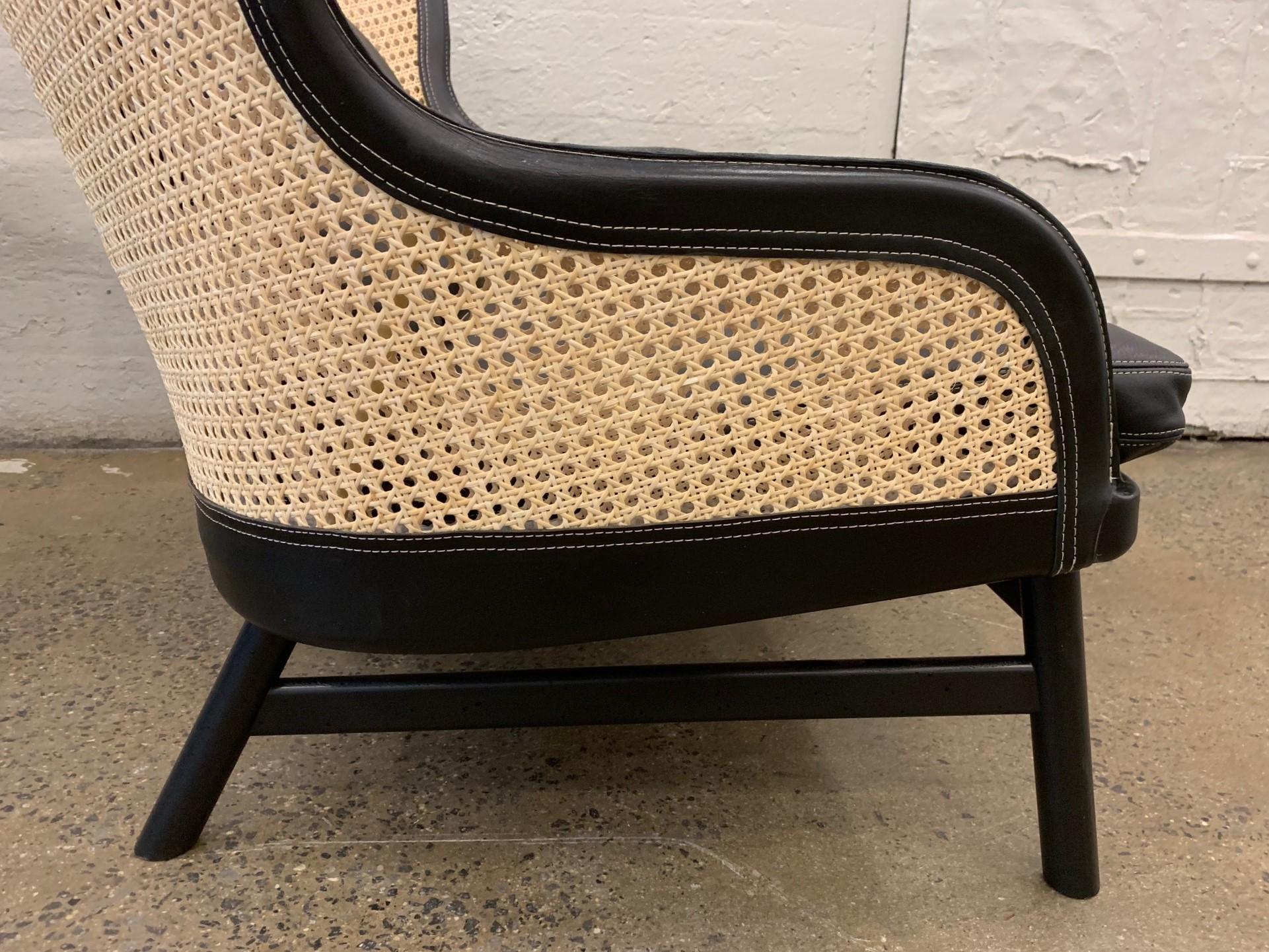 Laiton Paire de fauteuils de salon danois en cuir et cannage par Pierre Sindre pour Garsnas en vente