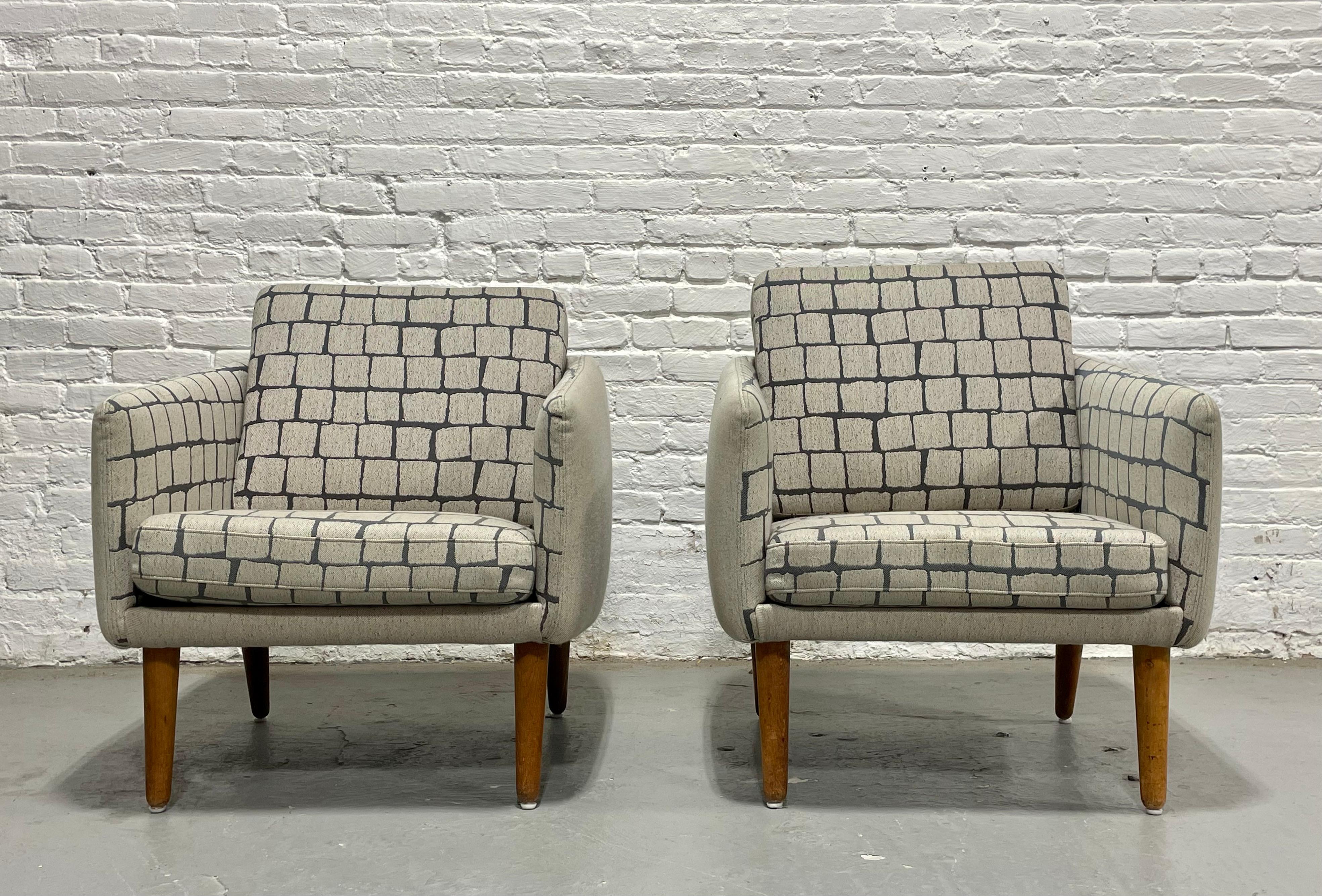 Paire de fauteuils danois modernes du milieu du siècle dernier  / Lounge Chairs avec un revêtement en laine douce à motifs dans une couleur grise neutre qui s'harmonise facilement avec pratiquement tout. Les chaises sont incroyablement confortables