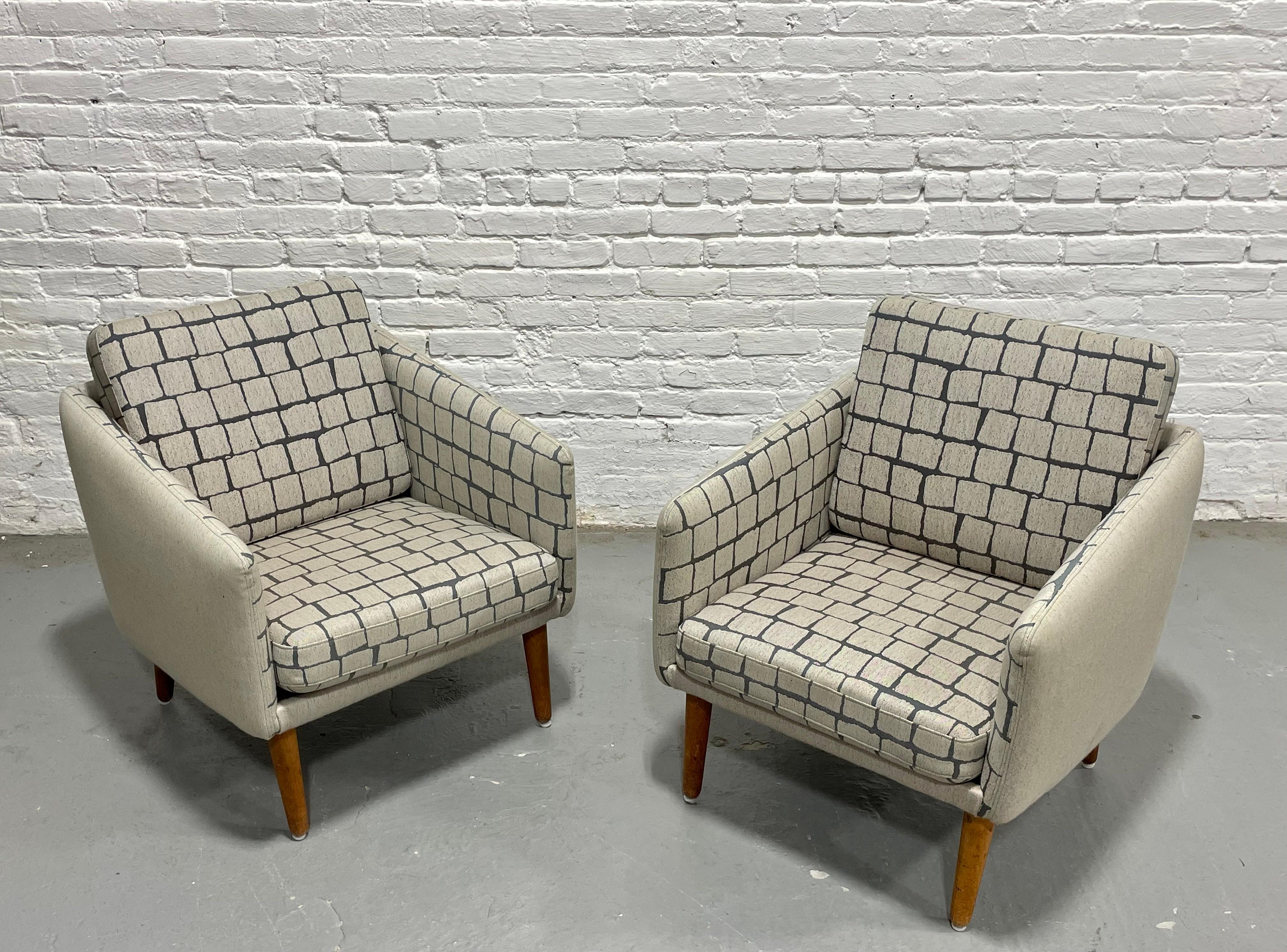 PAIRE - FAUTEUIL DANISH Mid Century Modern TEAK + Wool, c.I.C. 1960's Bon état - En vente à Weehawken, NJ