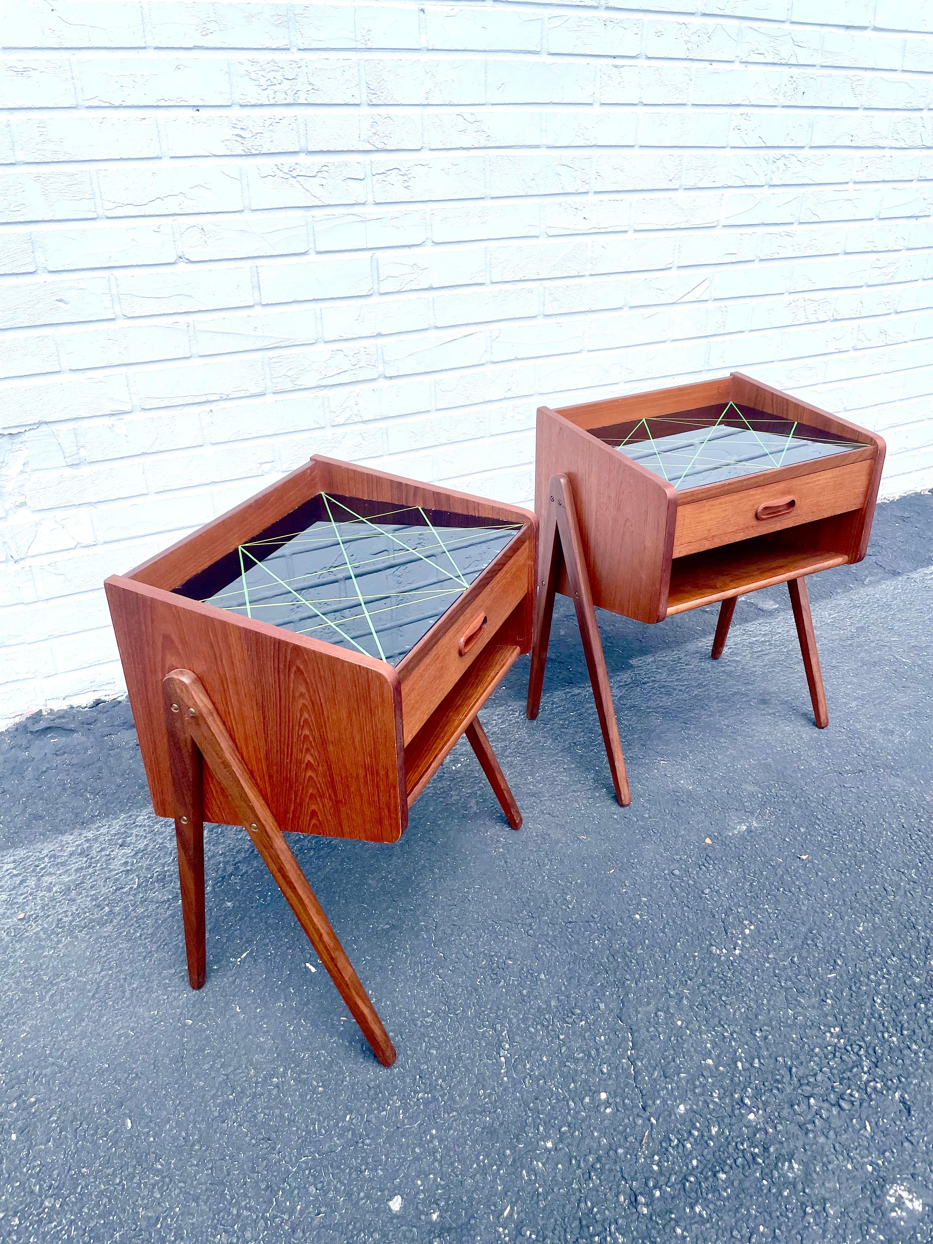 Tavolini o comodini moderni danesi. 18w 13d 23h. Piani in vetro originali.
