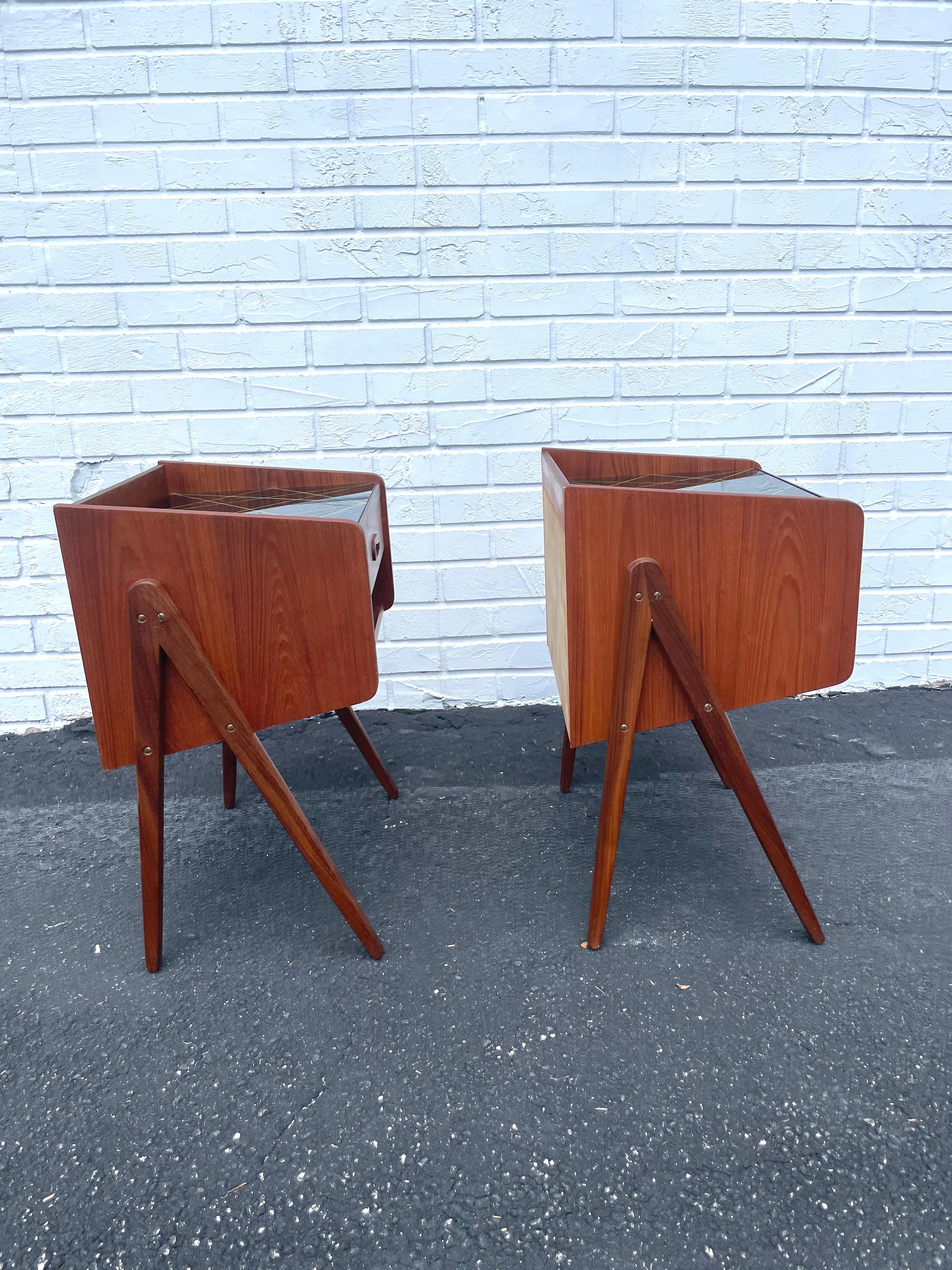Mid-Century moderno Coppia di tavolini o comodini moderni danesi in vendita