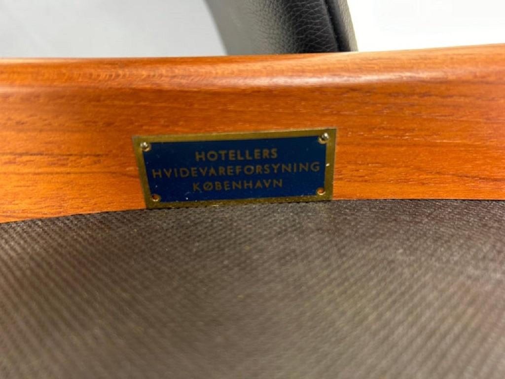 Paire de fauteuils de salle à manger danois modernes en teck modèle 49 en cuir par Erik Buch en vente 2