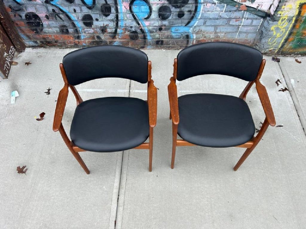 Scandinave moderne Paire de fauteuils de salle à manger danois modernes en teck modèle 49 en cuir par Erik Buch en vente