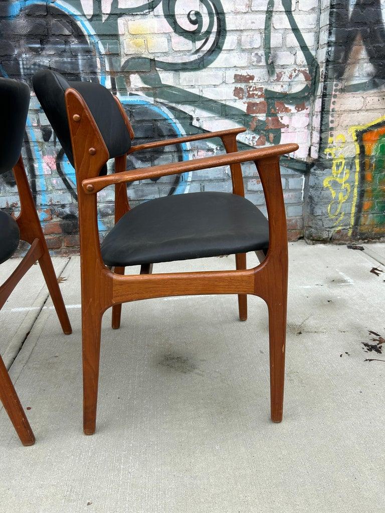 Travail du bois Paire de fauteuils de salle à manger danois modernes en teck modèle 49 en cuir par Erik Buch en vente