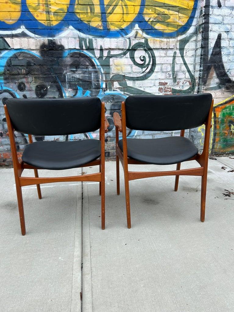 Cuir Paire de fauteuils de salle à manger danois modernes en teck modèle 49 en cuir par Erik Buch en vente