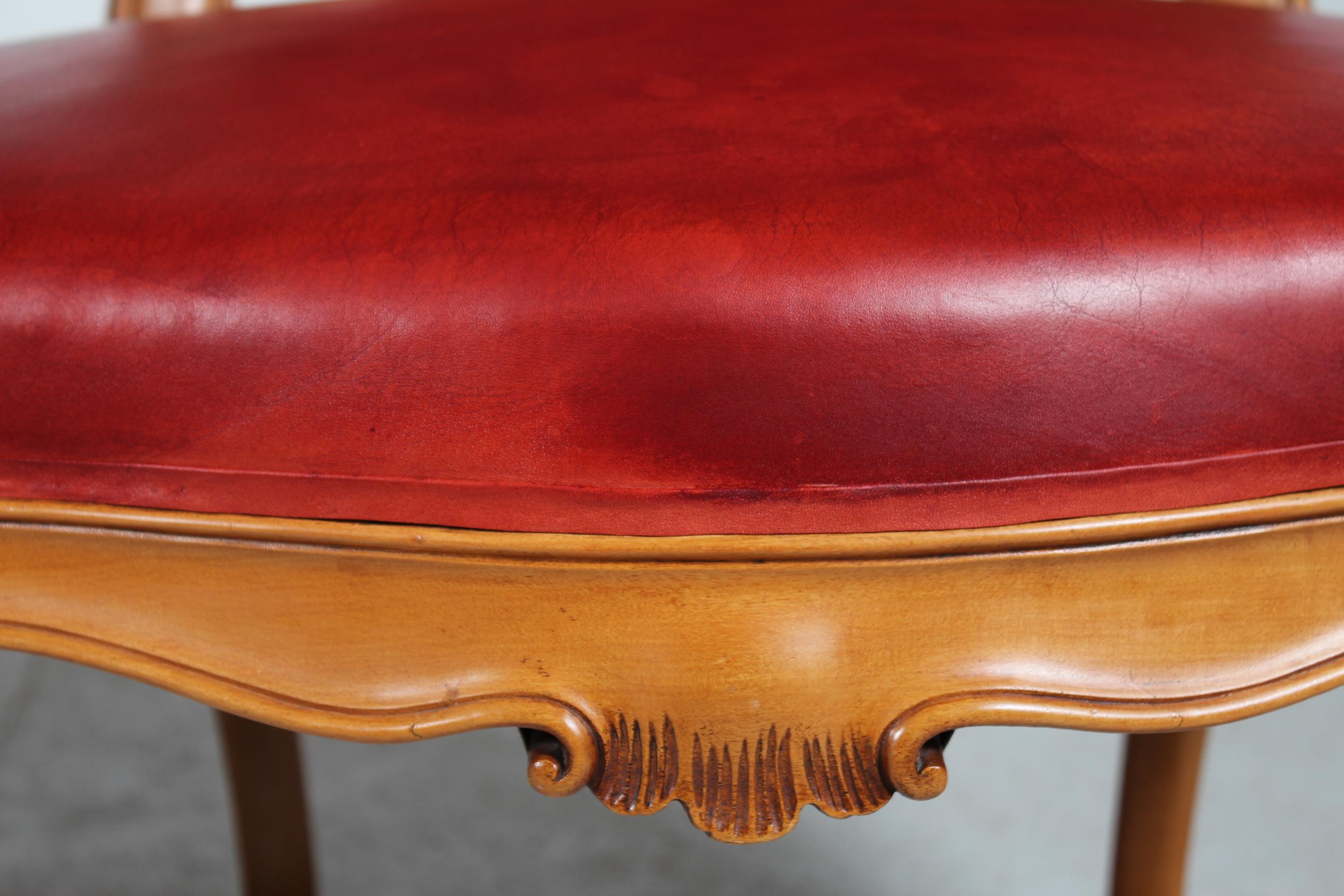 Rococo Paire de fauteuils rococo danois en noyer et cuir d'aniline rouge, vers 1880 en vente