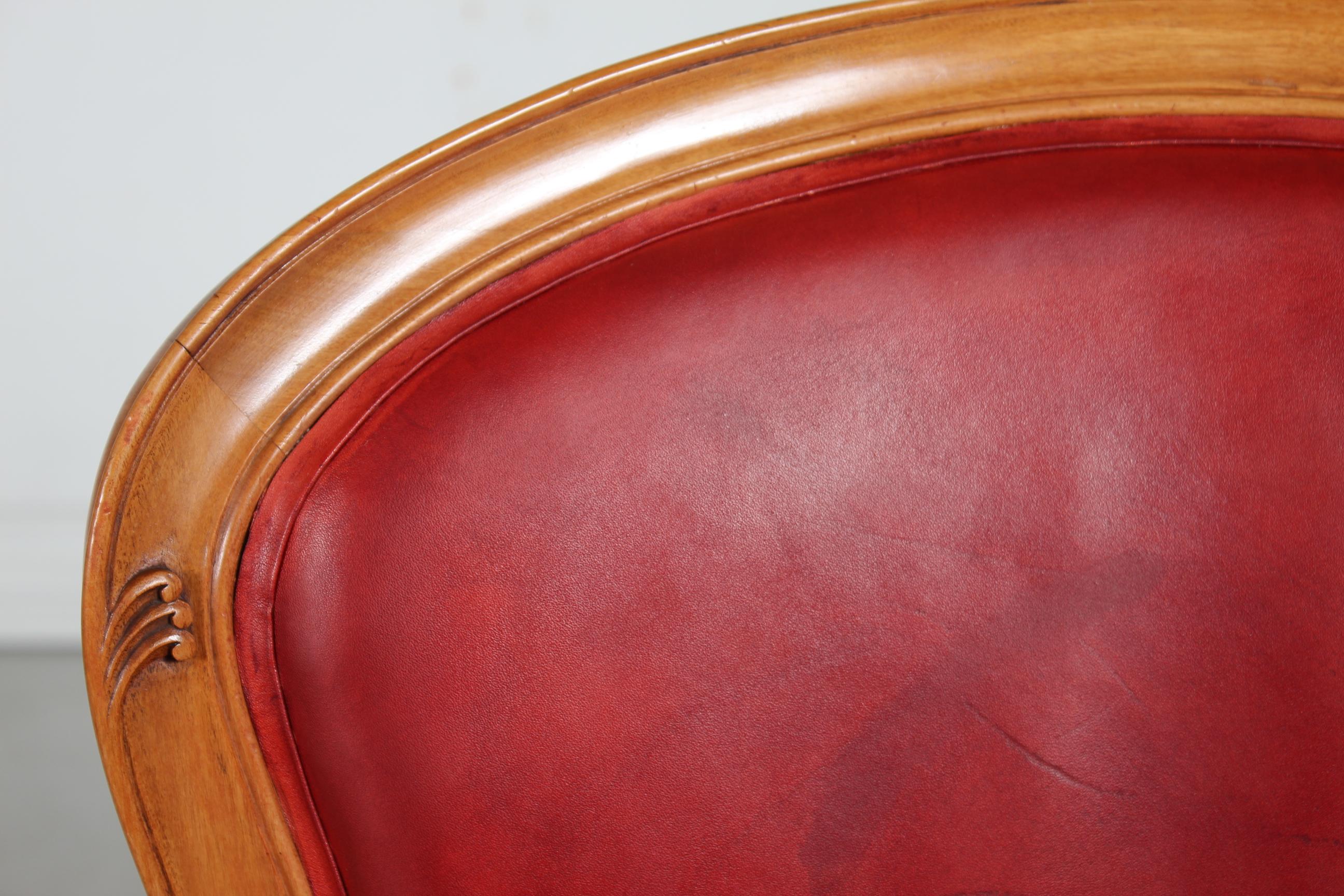 Scandinave Paire de fauteuils rococo danois en noyer et cuir d'aniline rouge, vers 1880 en vente