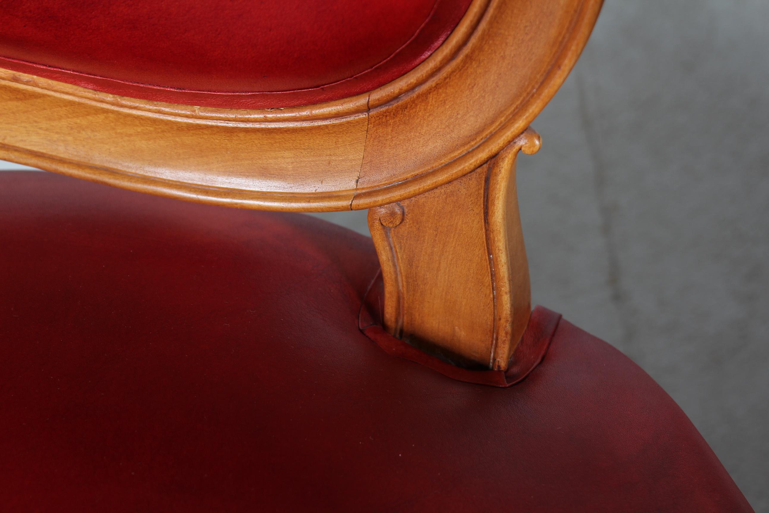Paire de fauteuils rococo danois en noyer et cuir d'aniline rouge, vers 1880 Bon état - En vente à Silkeborg, Silkeborg