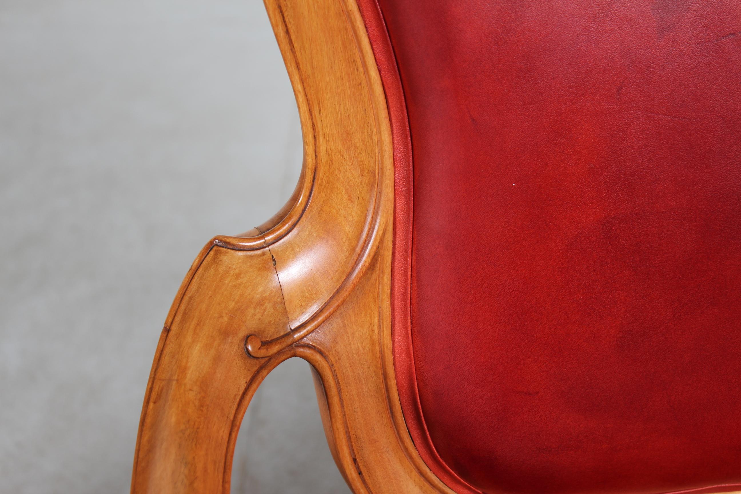 XIXe siècle Paire de fauteuils rococo danois en noyer et cuir d'aniline rouge, vers 1880 en vente