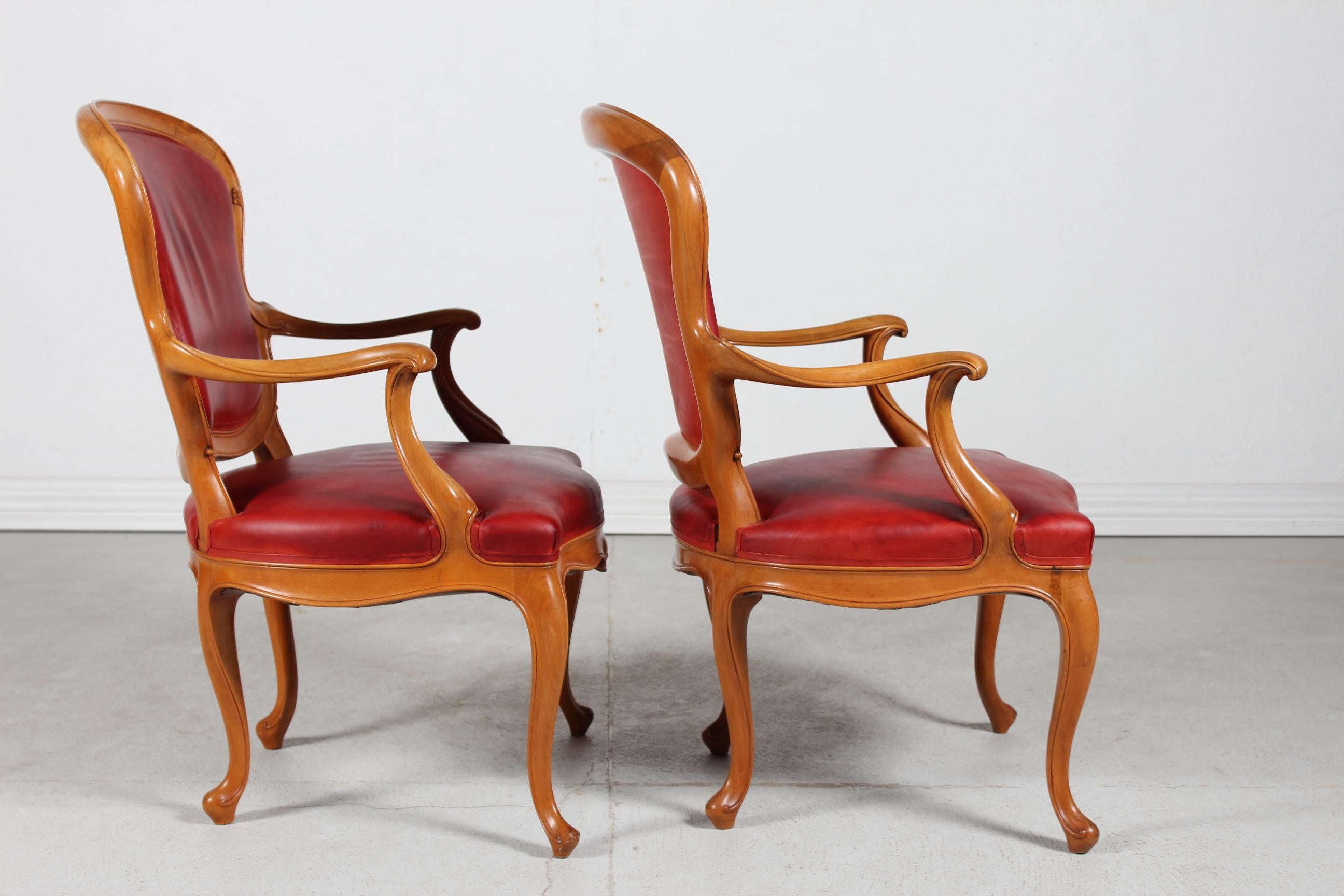 Cuir Paire de fauteuils rococo danois en noyer et cuir d'aniline rouge, vers 1880 en vente