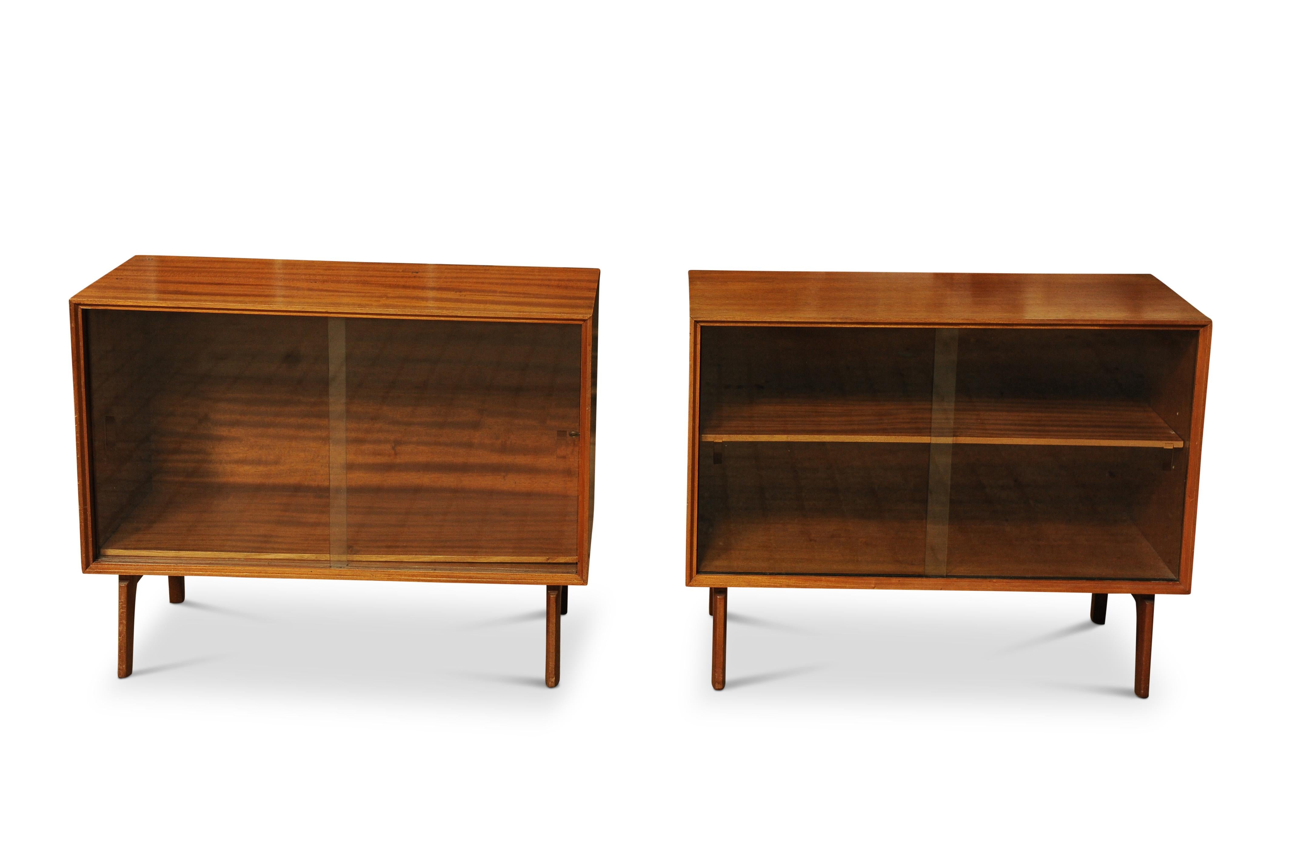 Coppia di librerie basse in teak The Modern Scandinavian con supporti sagomati In condizioni buone in vendita a Reading, Berkshire