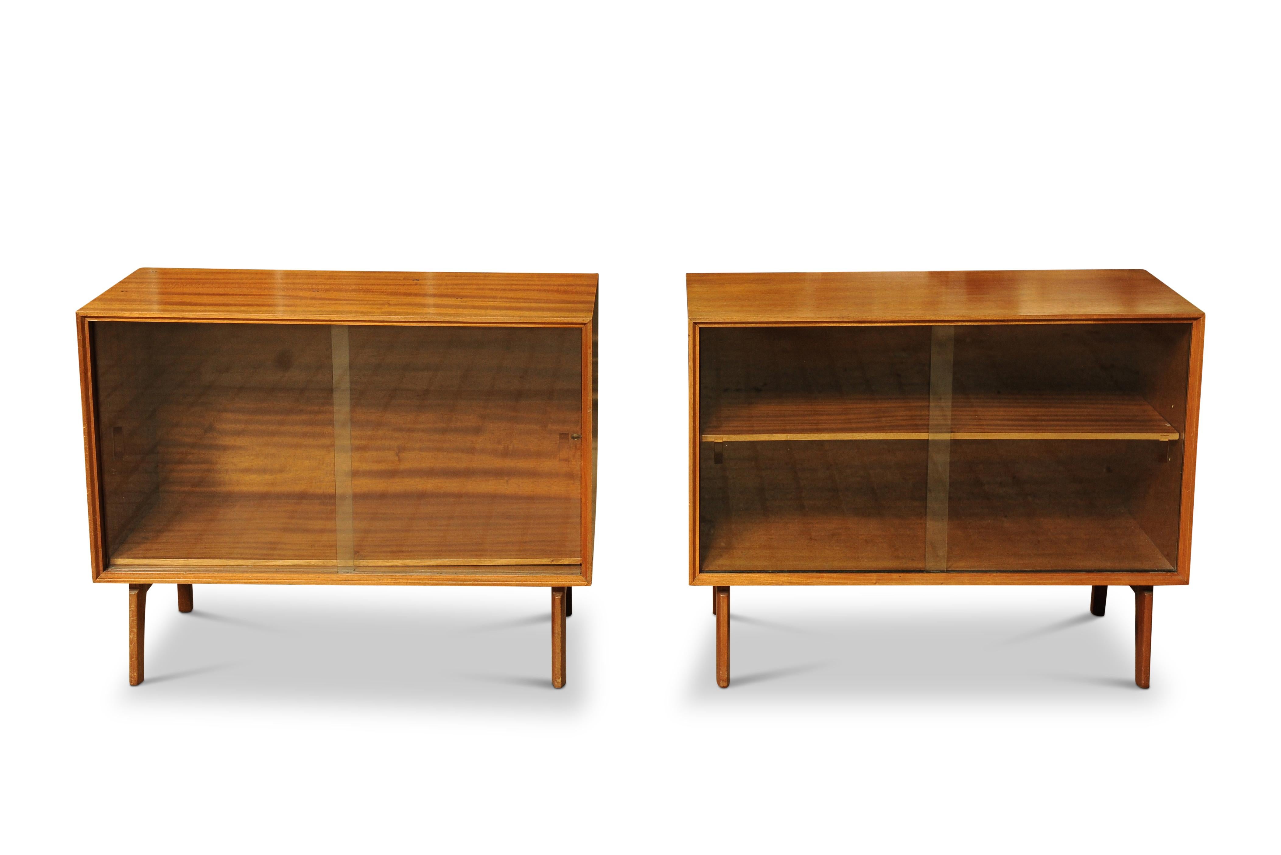 XX secolo Coppia di librerie basse in teak The Modern Scandinavian con supporti sagomati in vendita