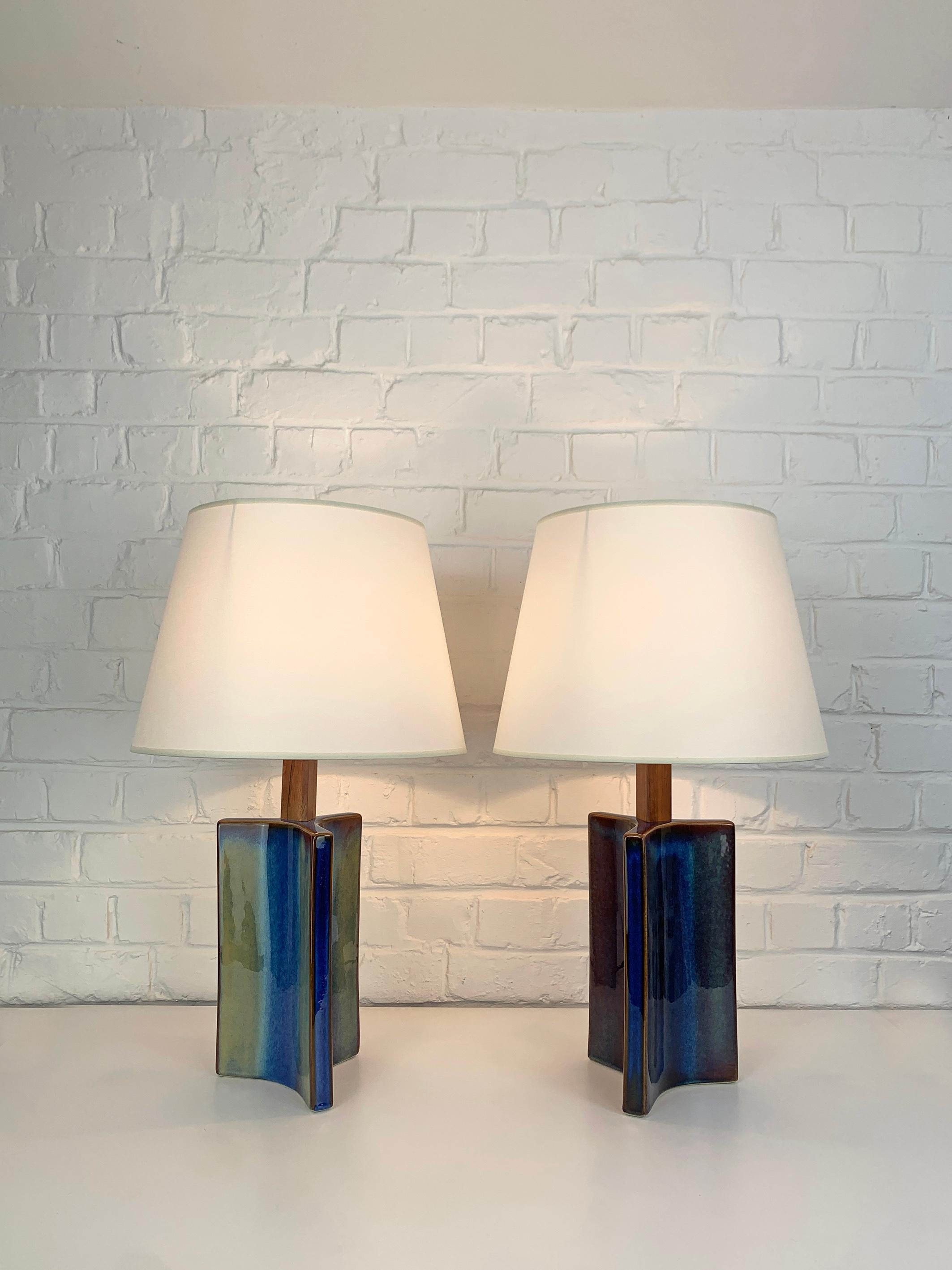 Scandinave moderne Paire de lampes de table danoises Søholm Stentøj en céramique bleue et teck Danemark Milieu du siècle