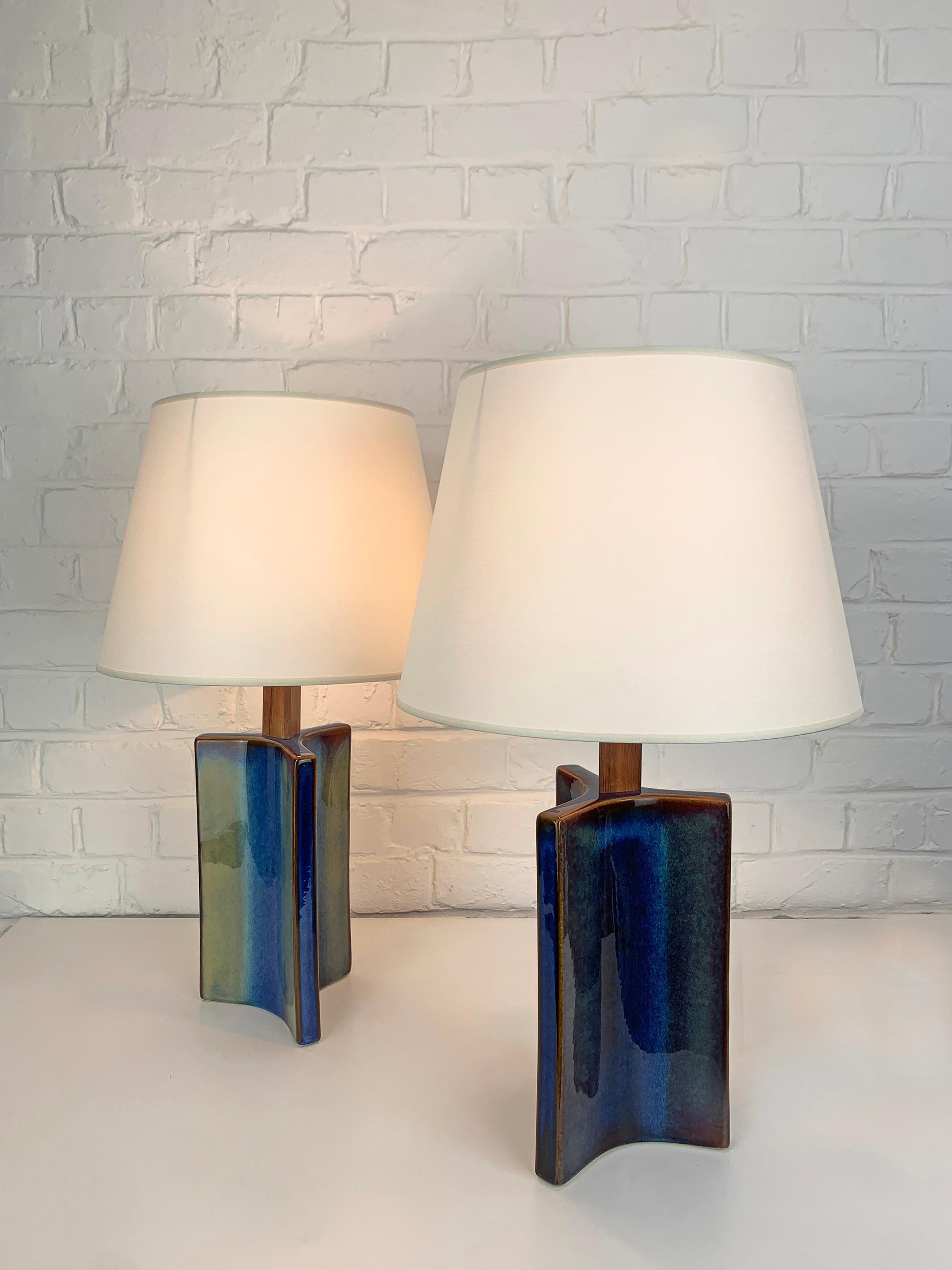 Danois Paire de lampes de table danoises Søholm Stentøj en céramique bleue et teck Danemark Milieu du siècle