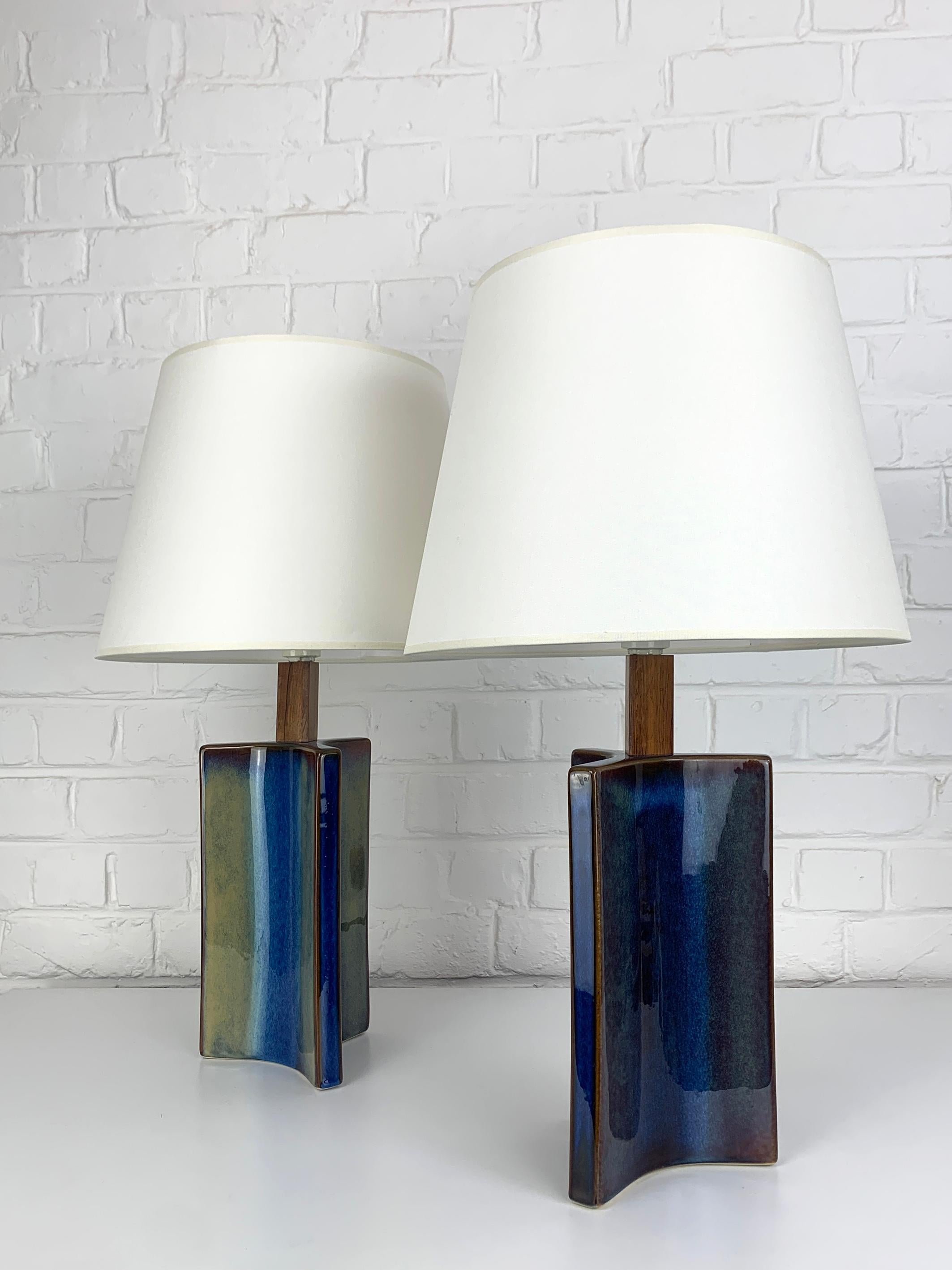 Pair Danish Søholm Stentøj blue ceramic & teak table lamps Denmark Mid-Century In Good Condition For Sale In Vorst, BE