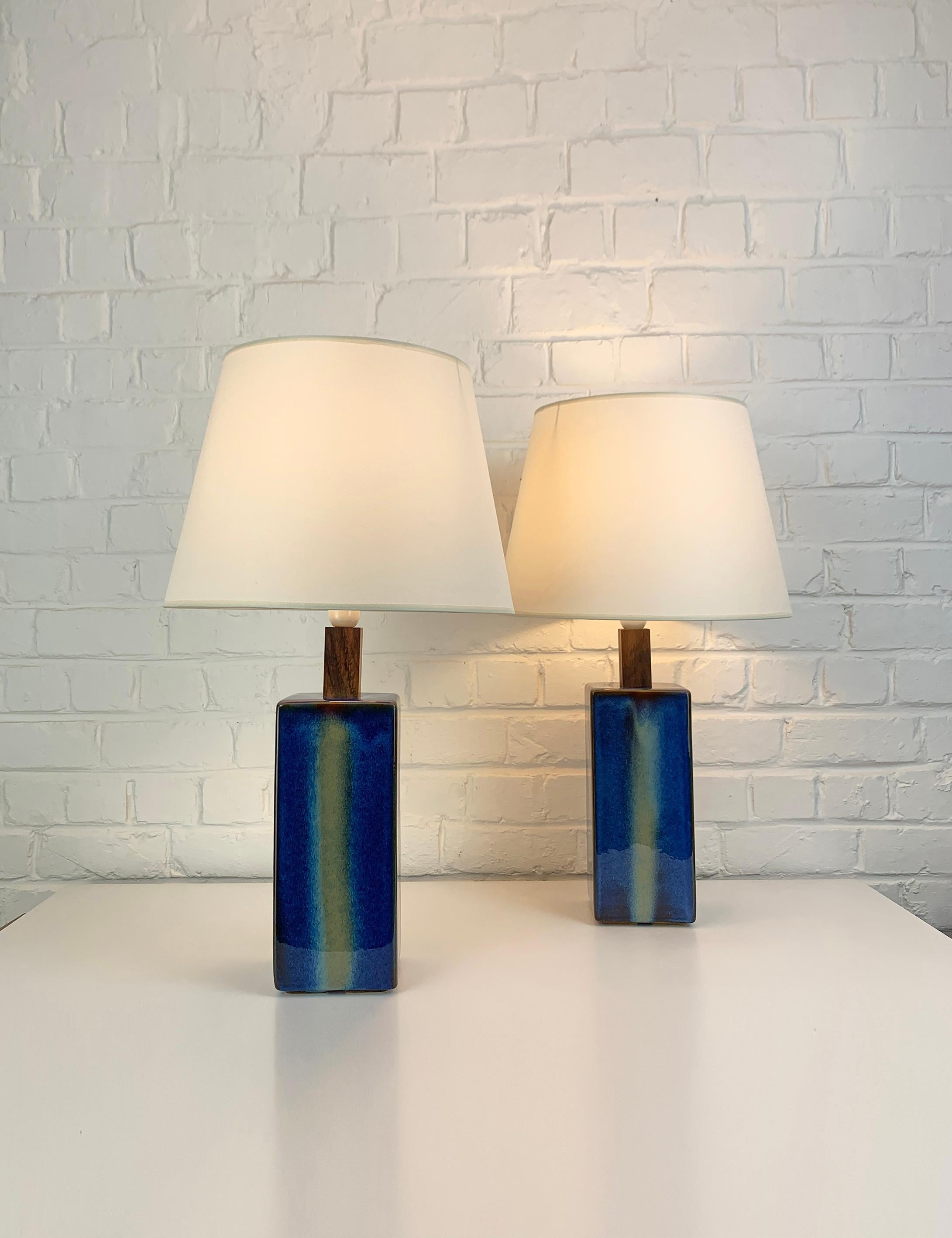 Pair Danish Søholm Stentøj blue ceramic & teak table lamps Denmark Mid-Century In Good Condition In Vorst, BE