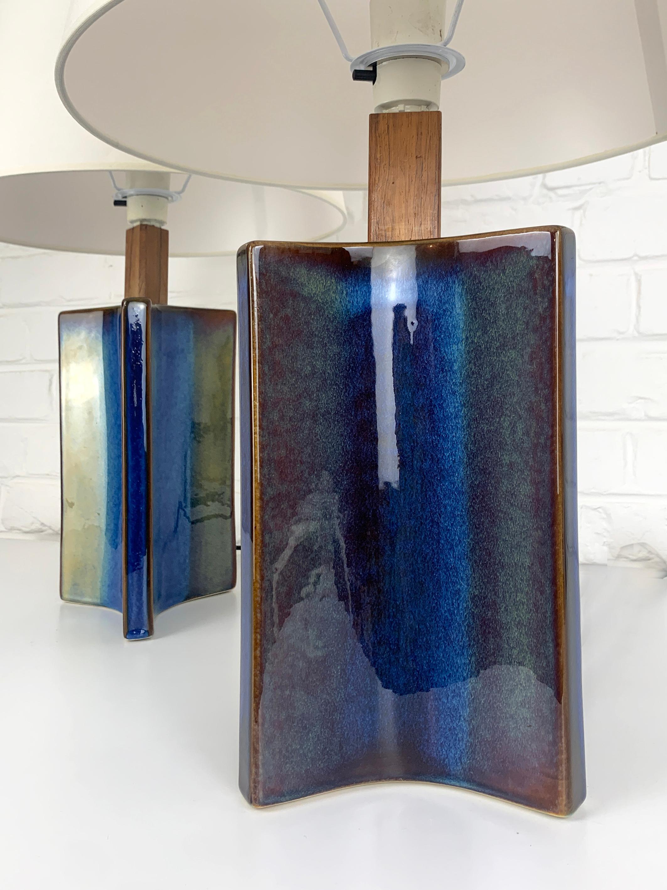 Paire de lampes de table danoises Søholm Stentøj en céramique bleue et teck Danemark Milieu du siècle Bon état à Vorst, BE