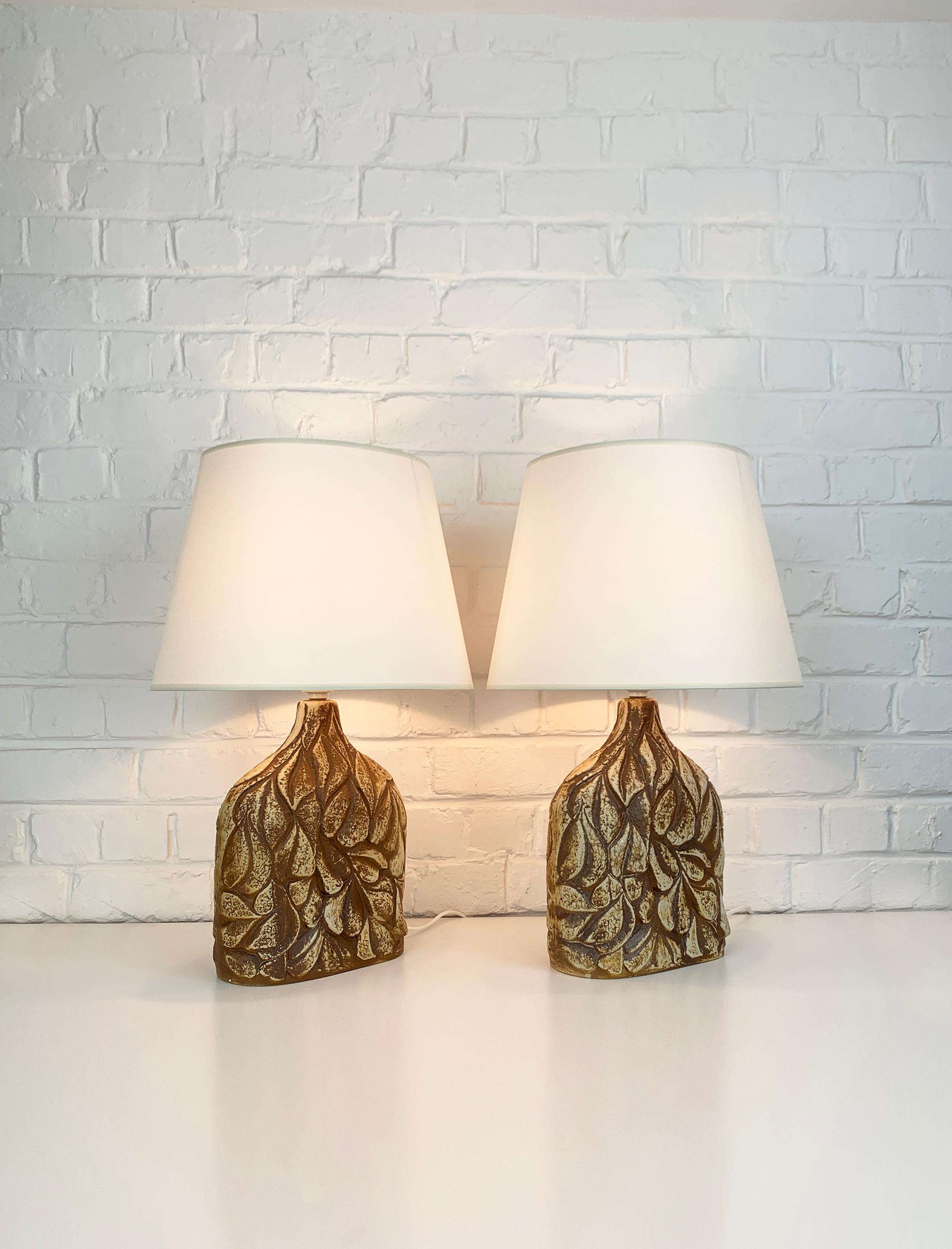 Pair of Danish Mid-Century stoneware table lamps of the 1970s, design by Haico Nitzsche. Sculptural lamp in earthy colored glazed stoneware. 

Haico Nitzsche trained in ceramics in Germany before teaching at the National Institute of Design in