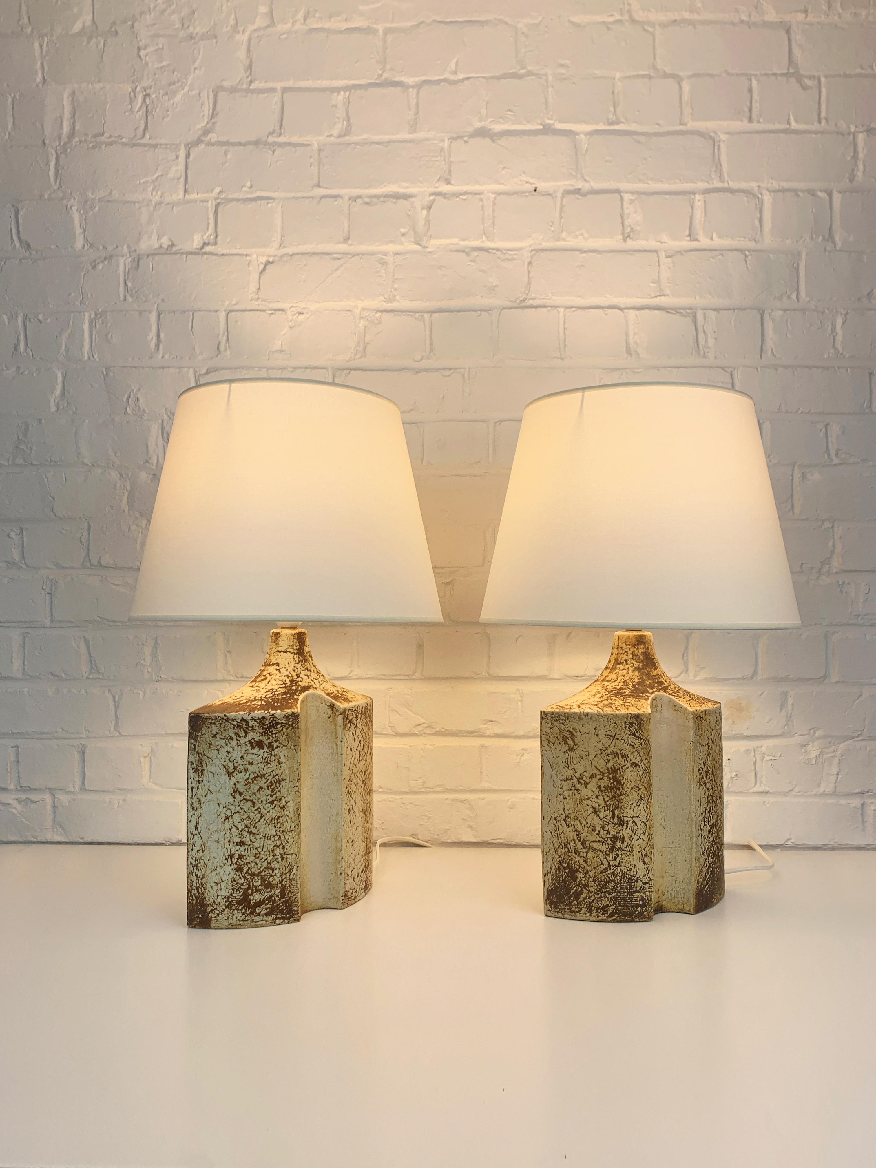 Paire de lampes de table danoises en grès du milieu du siècle dernier, des années 1970, conçues par Haico Nitzsche. Lampes sculpturales en grès de couleur terre. 

Haico Nitzsche a suivi une formation en céramique en Allemagne avant d'enseigner au