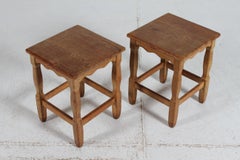 Paar dänische Beistelltische und Hocker aus massiver Eiche im Henning Kjærnulf Stil 1970er