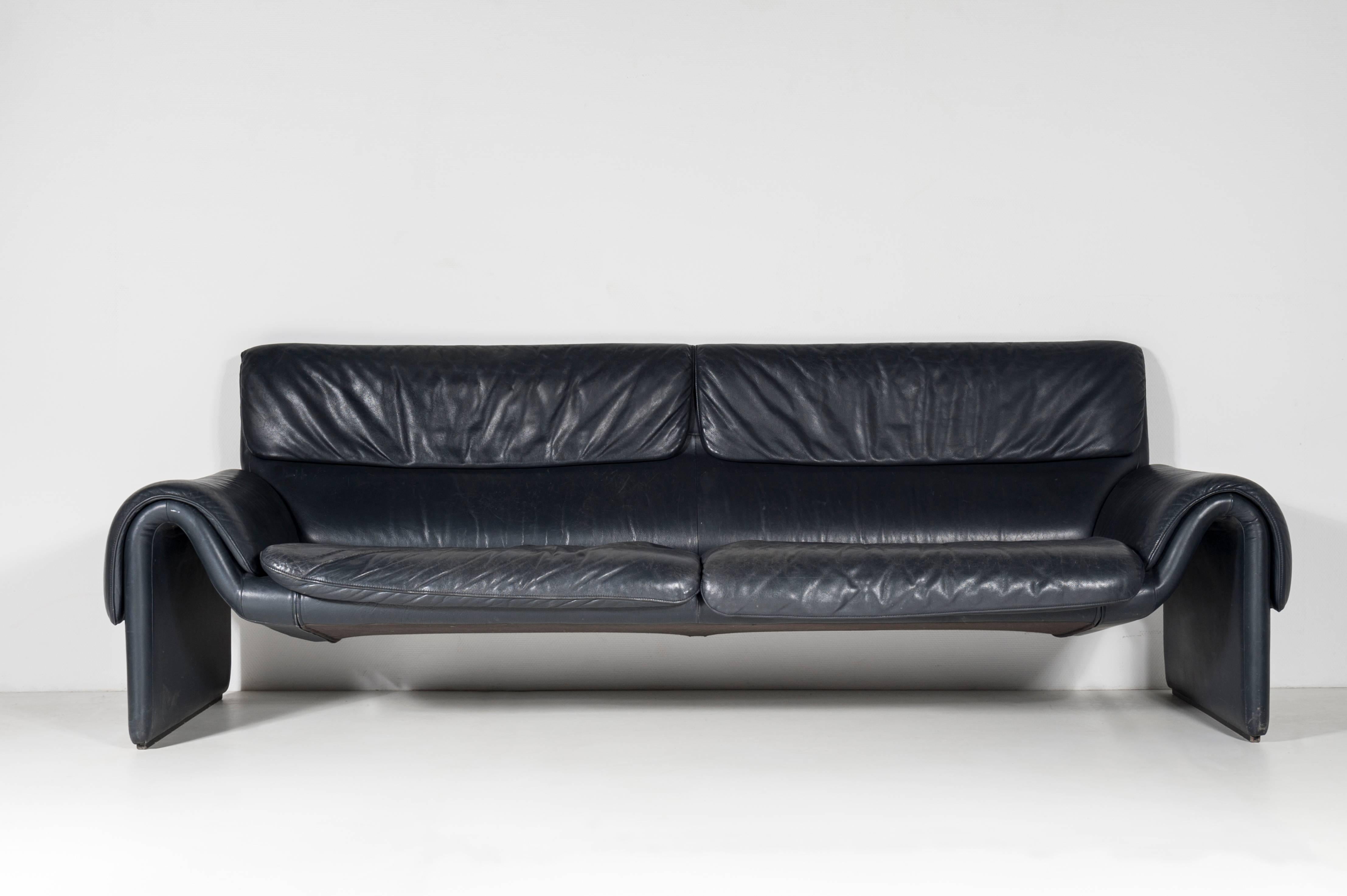 Dark blue colored original De Sede DS 2011 designer pair of leather sofa (three-seat) in a minimalistic and modern design, made for pure comfort and style,
circa 1990.
Dimensions: 230 x 75 x 80 H cm
The DS-2011 sofa is designed by de Sede