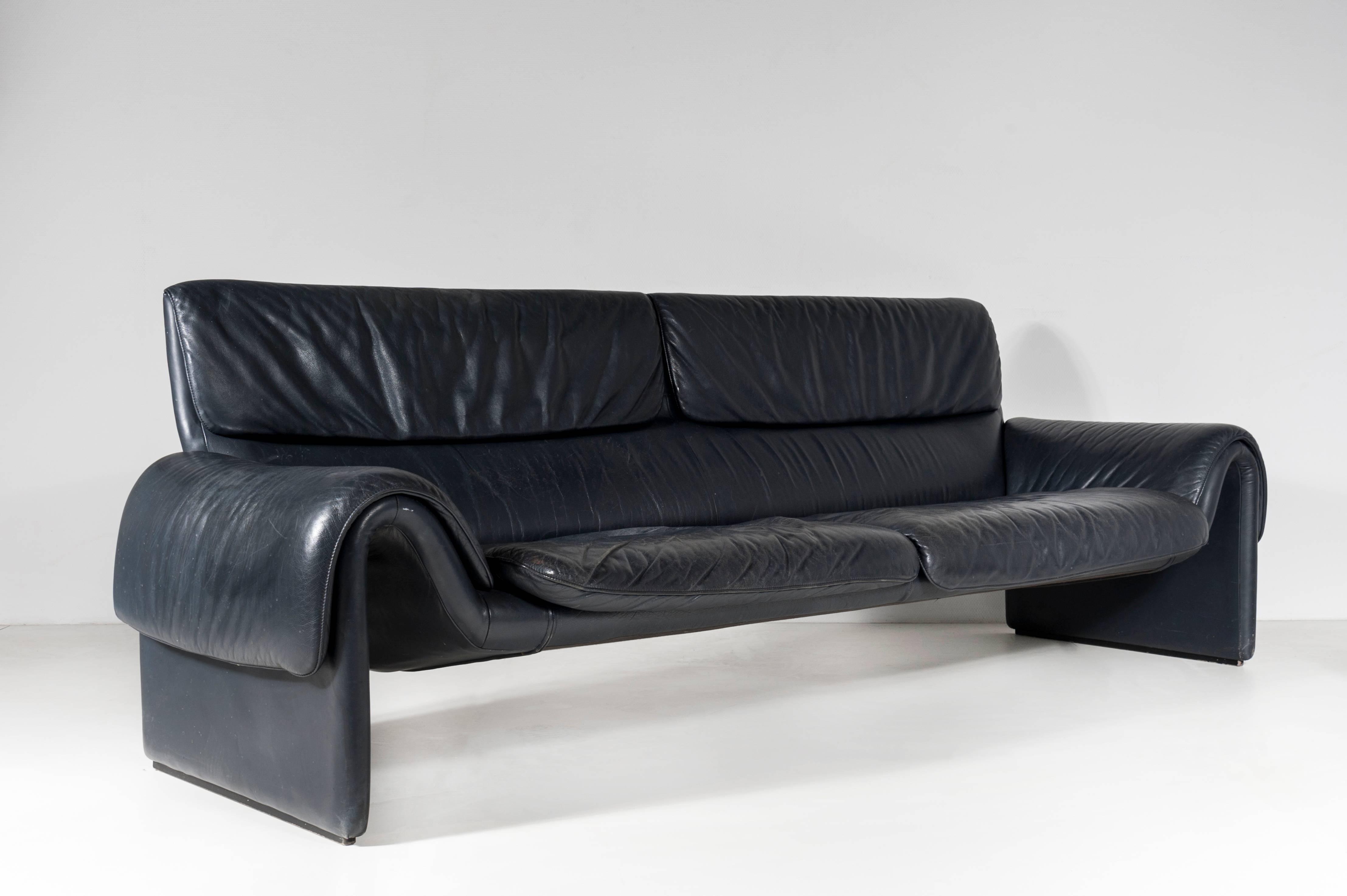 Mid-Century Modern Pair of Dark Blue Leather Sofa by De Sede Model DS 2011, circa 1990