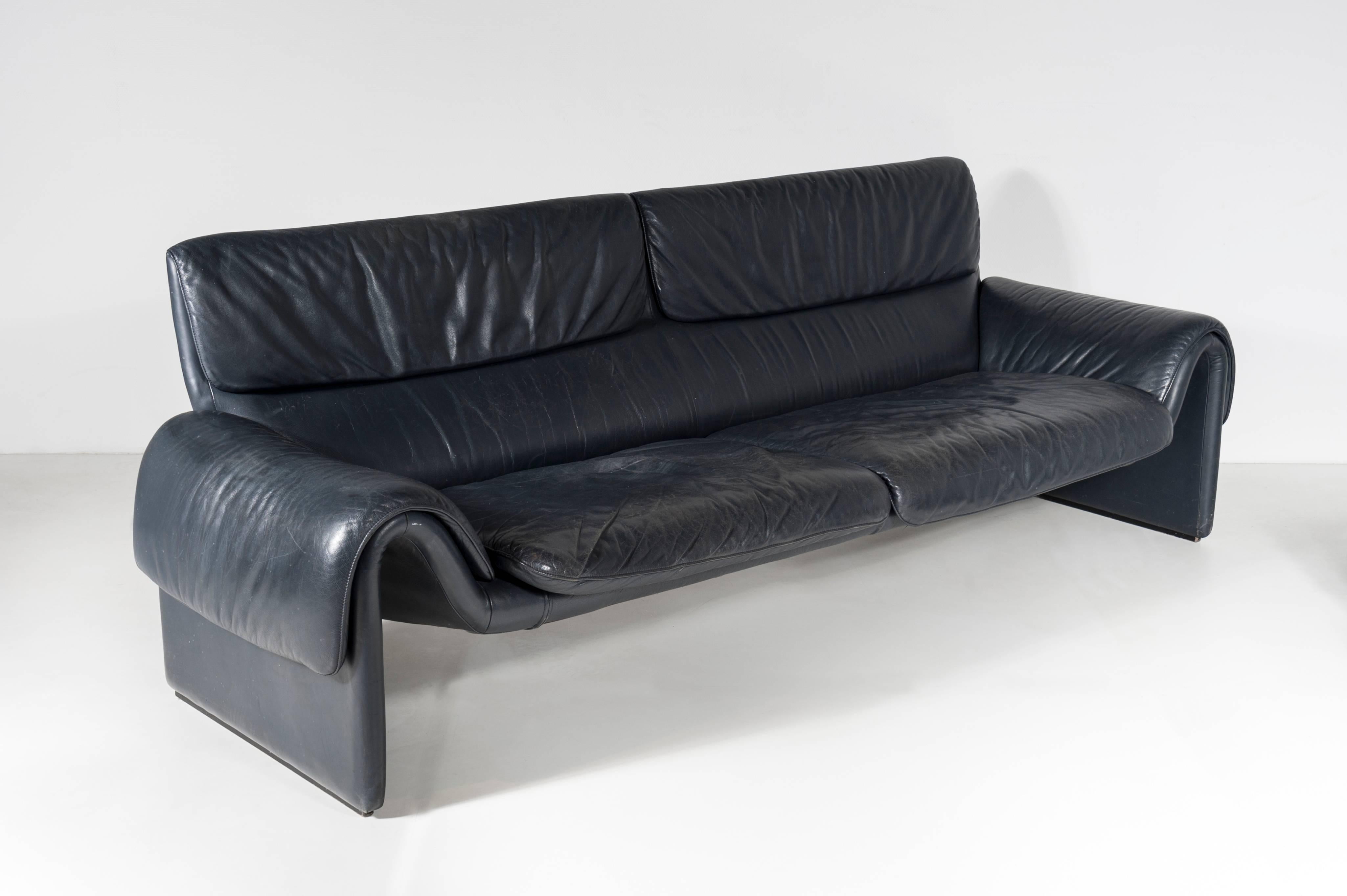 Pair of Dark Blue Leather Sofa by De Sede Model DS 2011, circa 1990 In Excellent Condition In Brussels, BE