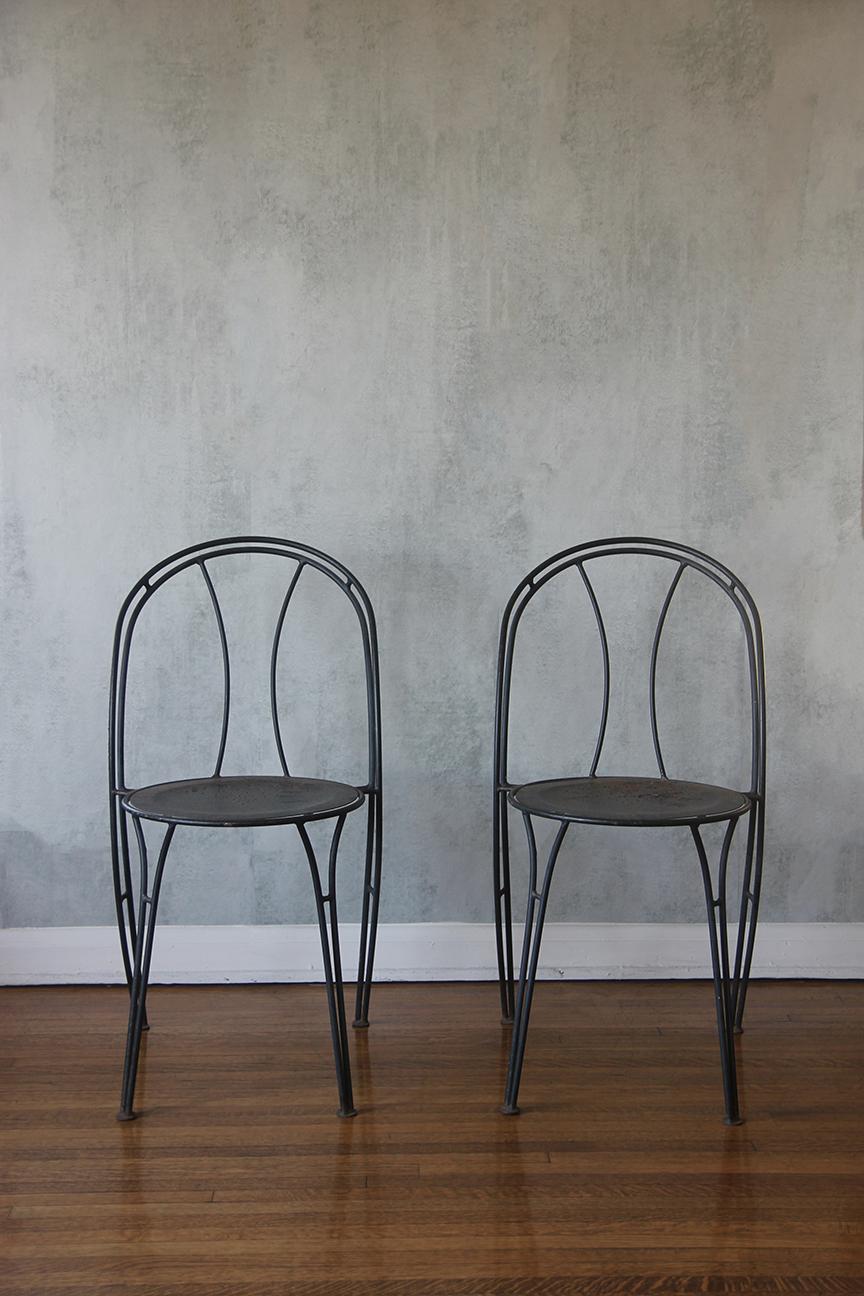 Paar dunkelblaue Metallstühle mit bogenförmiger Rückenlehne (Postmoderne) im Angebot