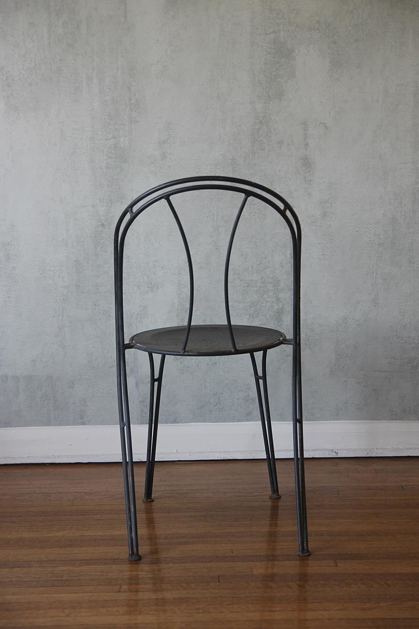 Paar dunkelblaue Metallstühle mit bogenförmiger Rückenlehne im Angebot 2