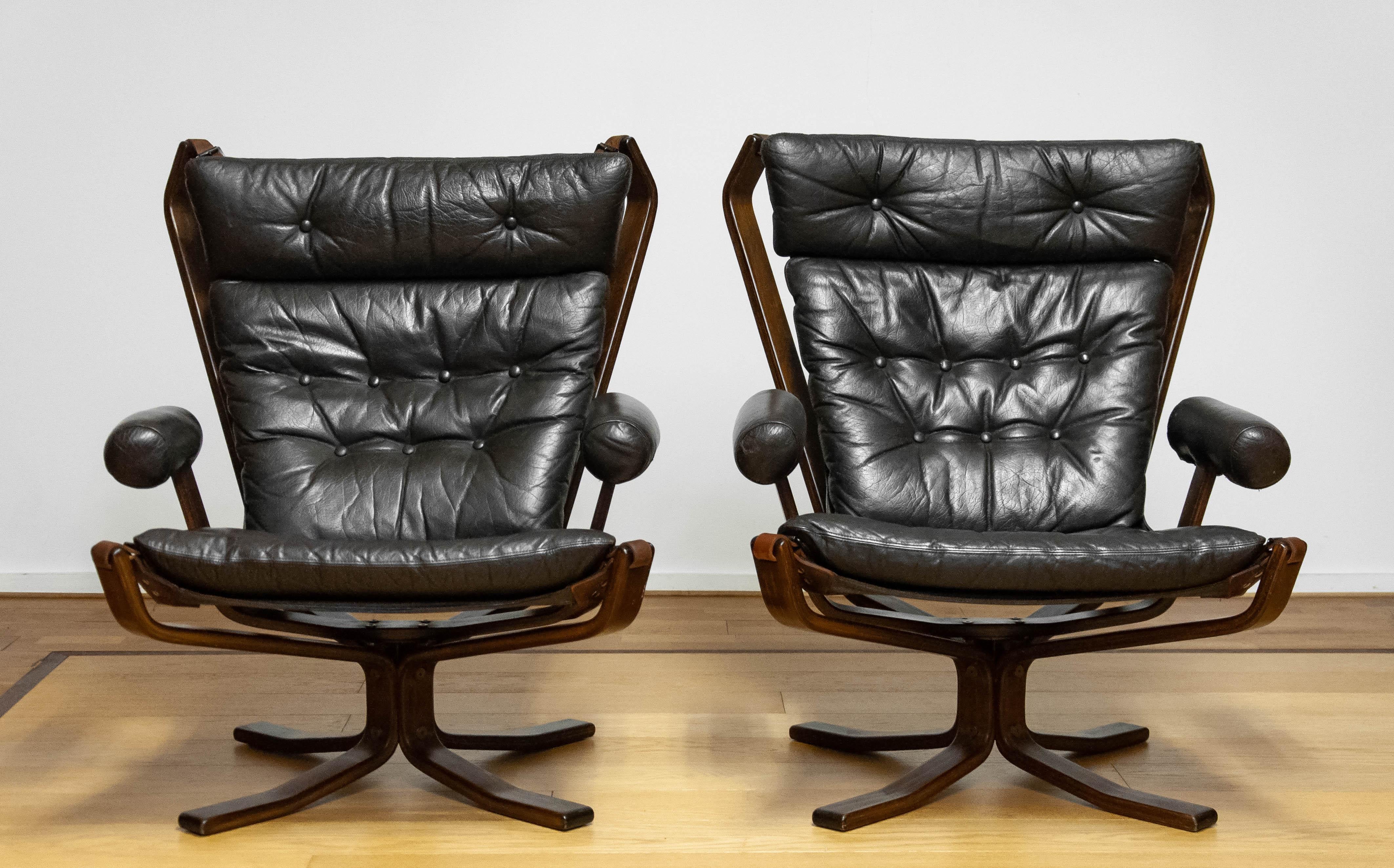 Paire de chaises longues rares modèle 'Superstar' conçues par Sigurd Ressel et fabriquées par Trygg Mobler au Danemark.
Ces modèles ont été fabriqués en édition limitée.
Également célèbre sous le nom de 