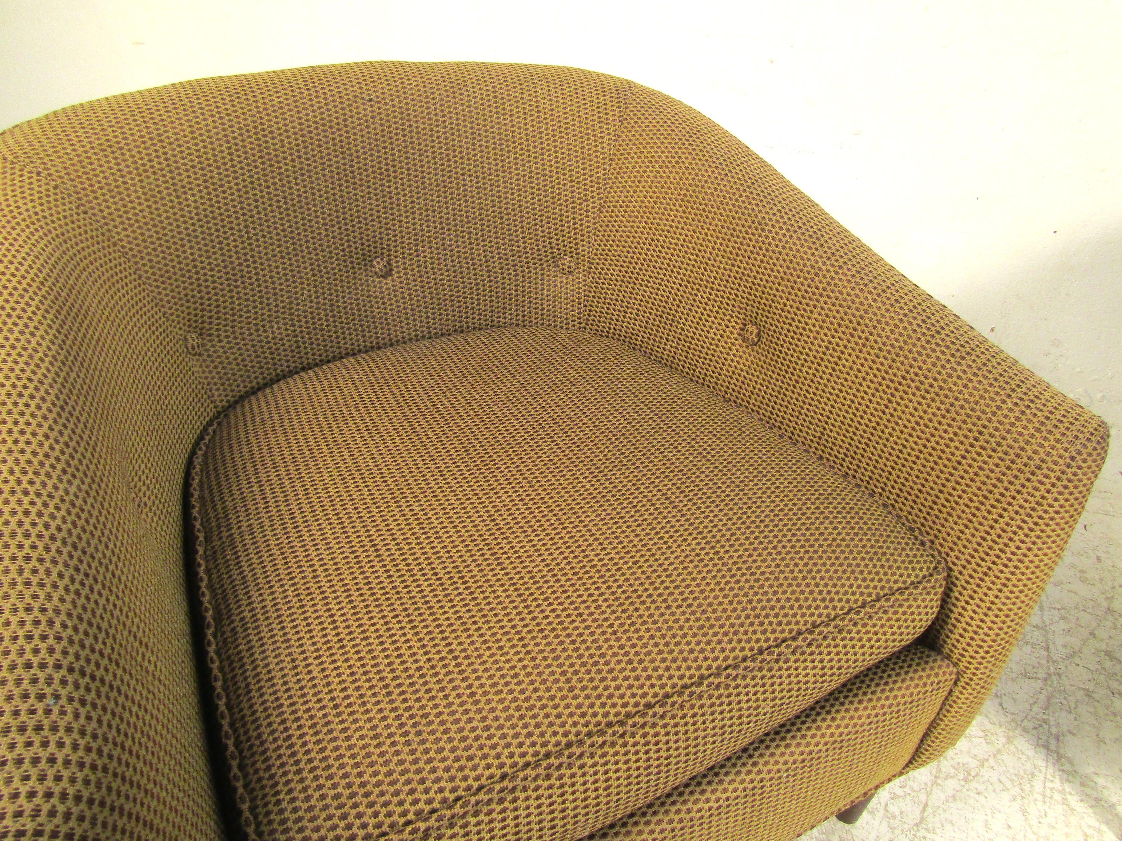 Mid-Century Modern Pair of Dark Green Upholstery Lounge Chairs For Sale